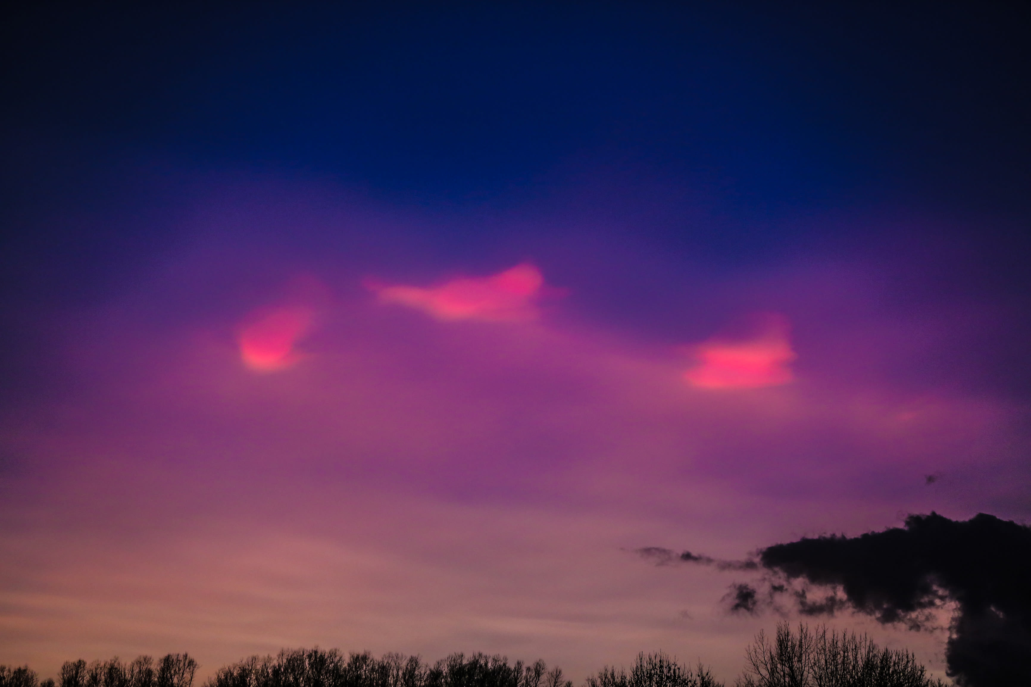 Soms hebben parelmoerwolken een wat paarsige gloed. Foto: Ab Donker
