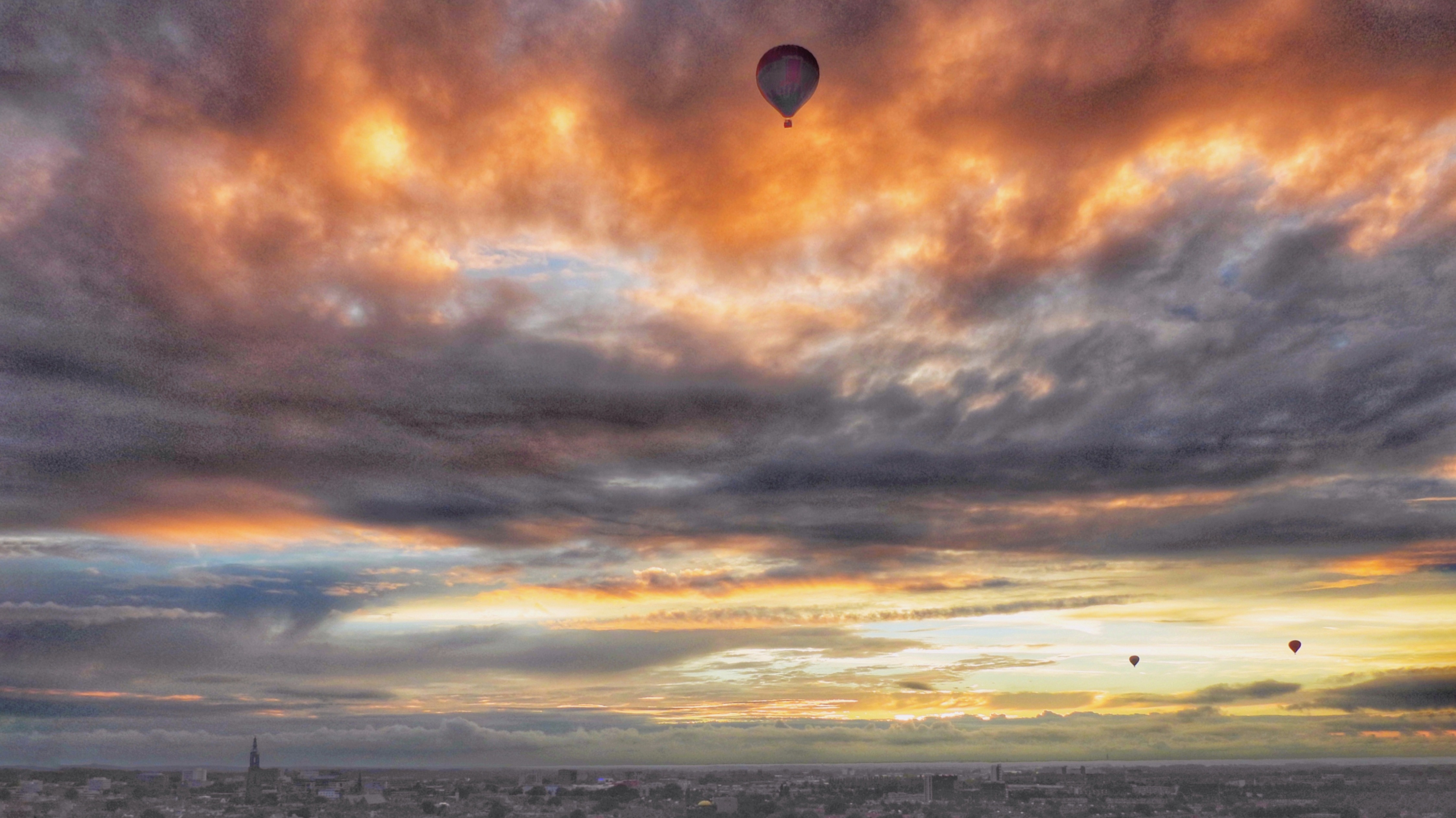 Luchtballonnen tijdens zonsondergang. Foto: Nynke Geertsma