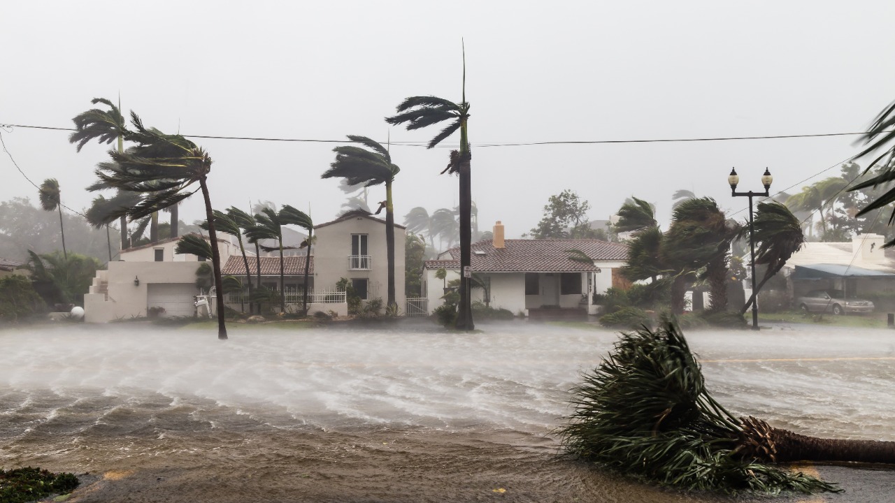 Flinke overlast door orkaan Simon en tropische storm Rachel in Mexico