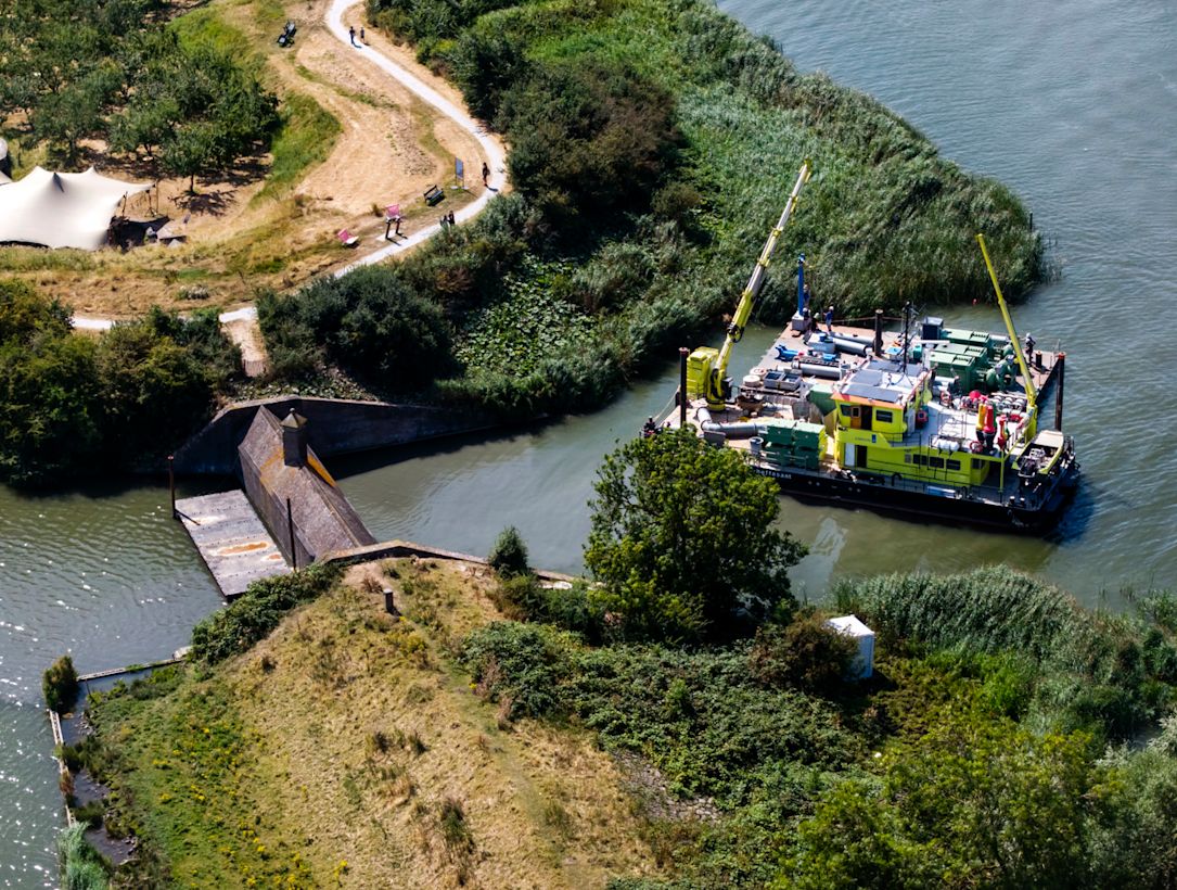 Maatregelen zoals noodpompen plaatsen zijn noodzakelijk om het peil in de Vecht op peil te houden en uitdroging in natuur te voorkomen. Foto: ANP / Remko de Waal