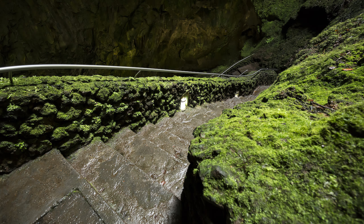 In de grotten van Algar do Carvão krijg je een kijkje binnenin een oude vulkaan. Foto: Adobe Stock / Fulcanelli