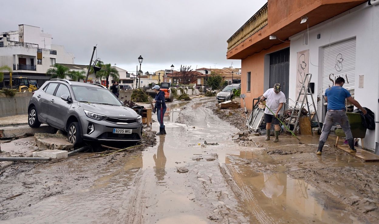 Photo: Weeronline Flinke overlast door zware regenbuien. Foto: ANP / Jose Jordan