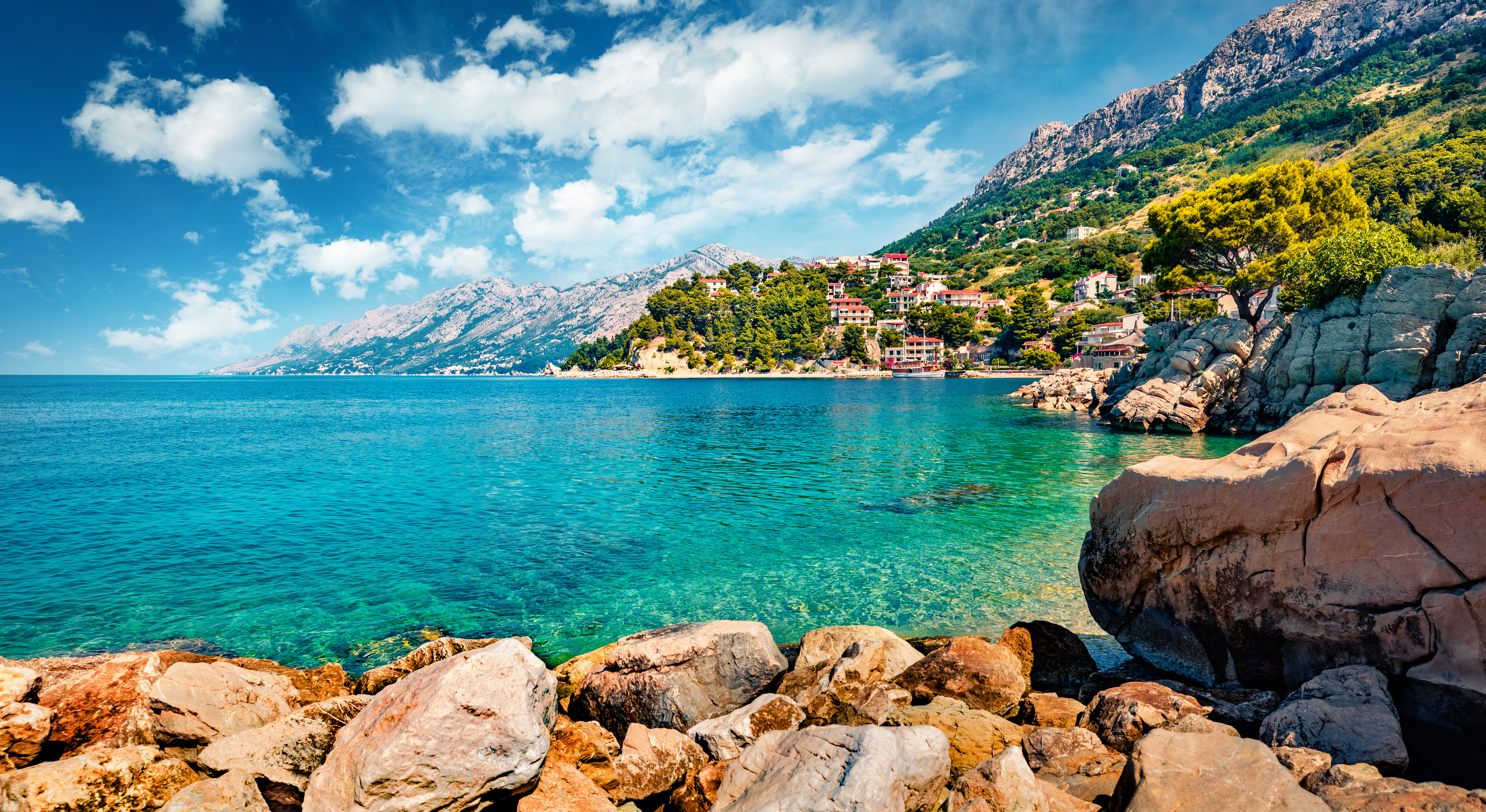 Aan de kust van Kroatië kun je de komende tijd veel zon en tropische temperaturen verwachten. Foto: AdobeStock /  Andrew Mayovskyy
