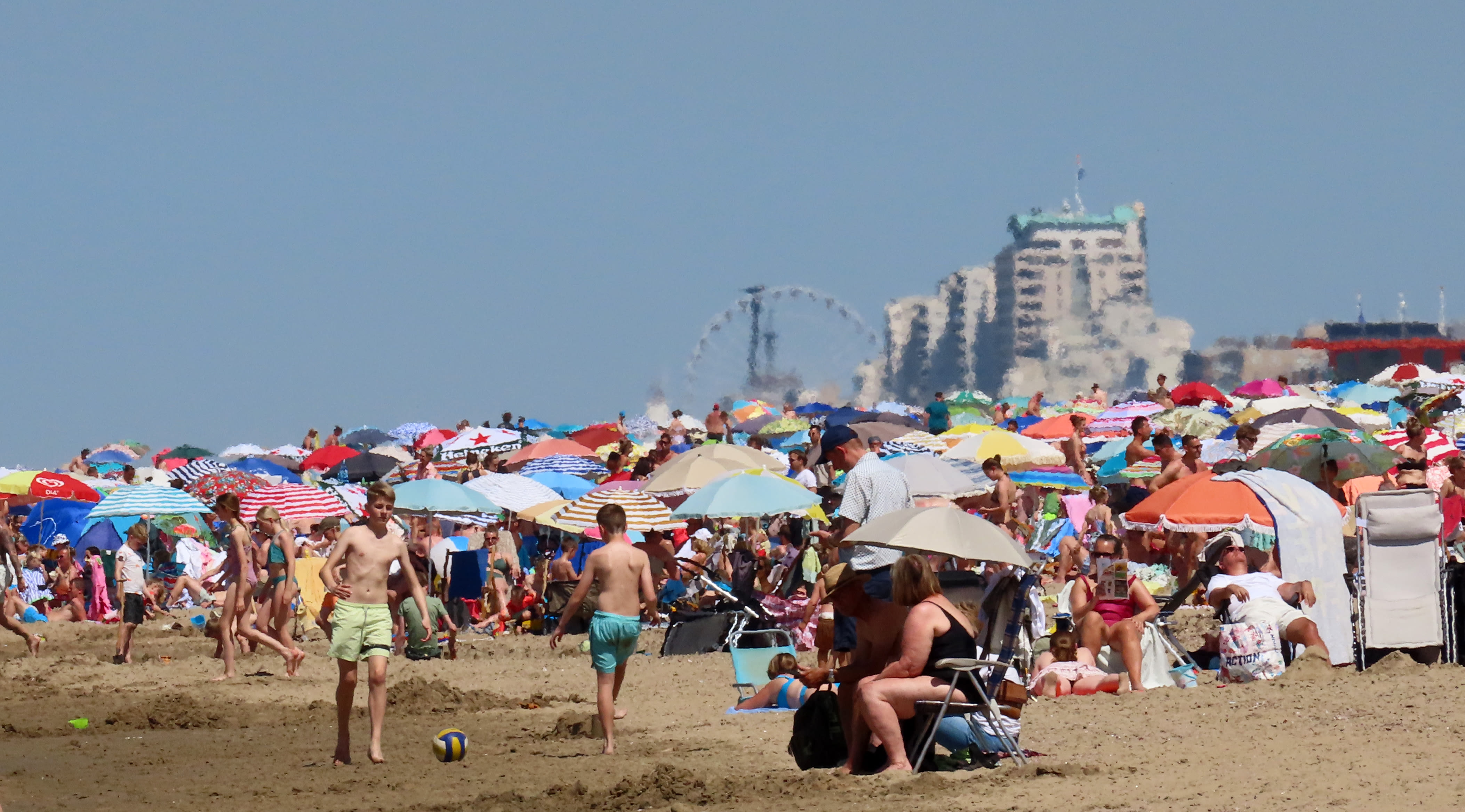 Een erg druk strand bij Scheveningen, rustiger is het vaak op de minder bekende stranden (foto: Gieny Westra)