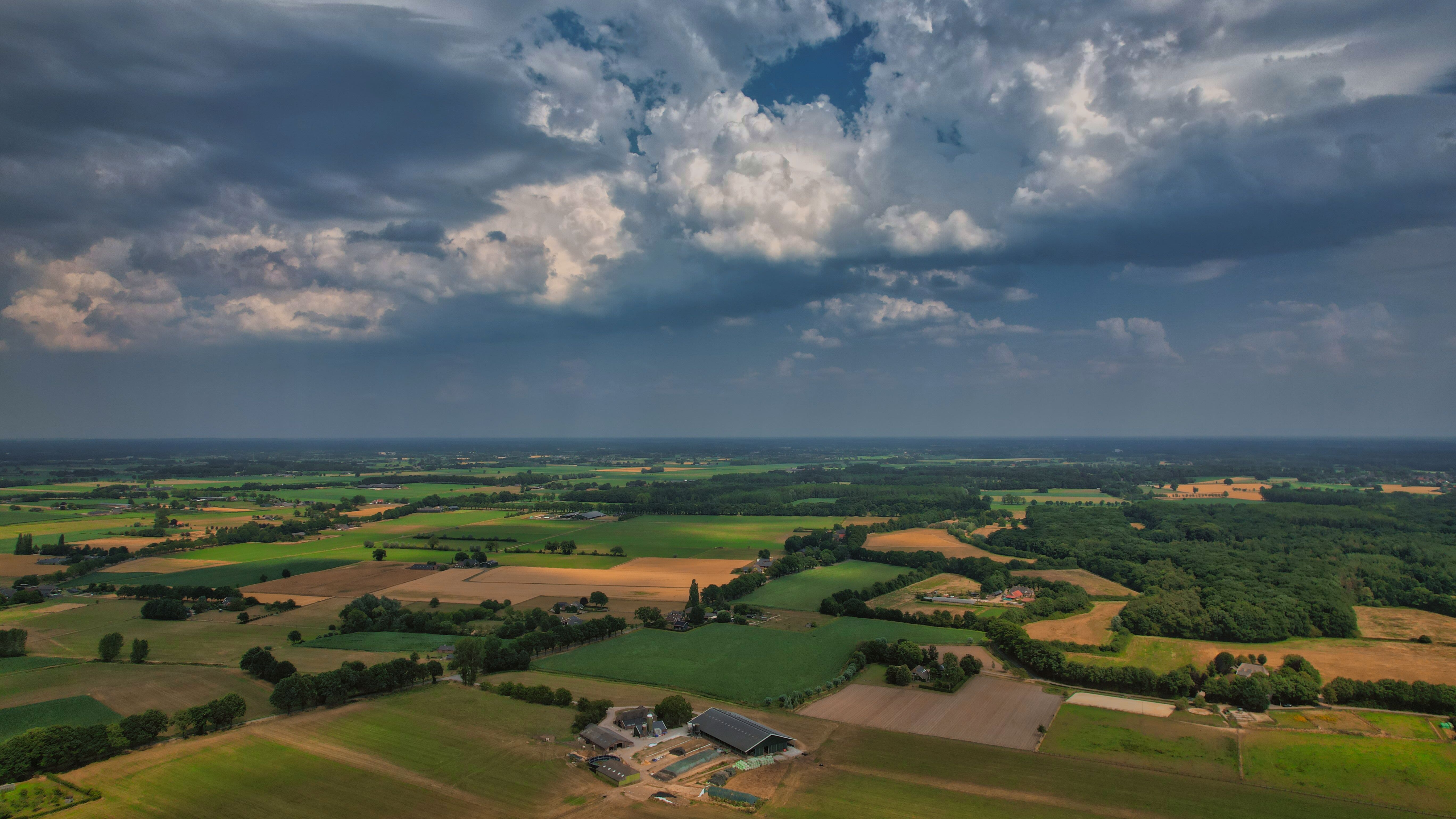 In Achterdrempt was vanmiddag een mooie buienlucht te zien. Foto: Hans van Loenen.