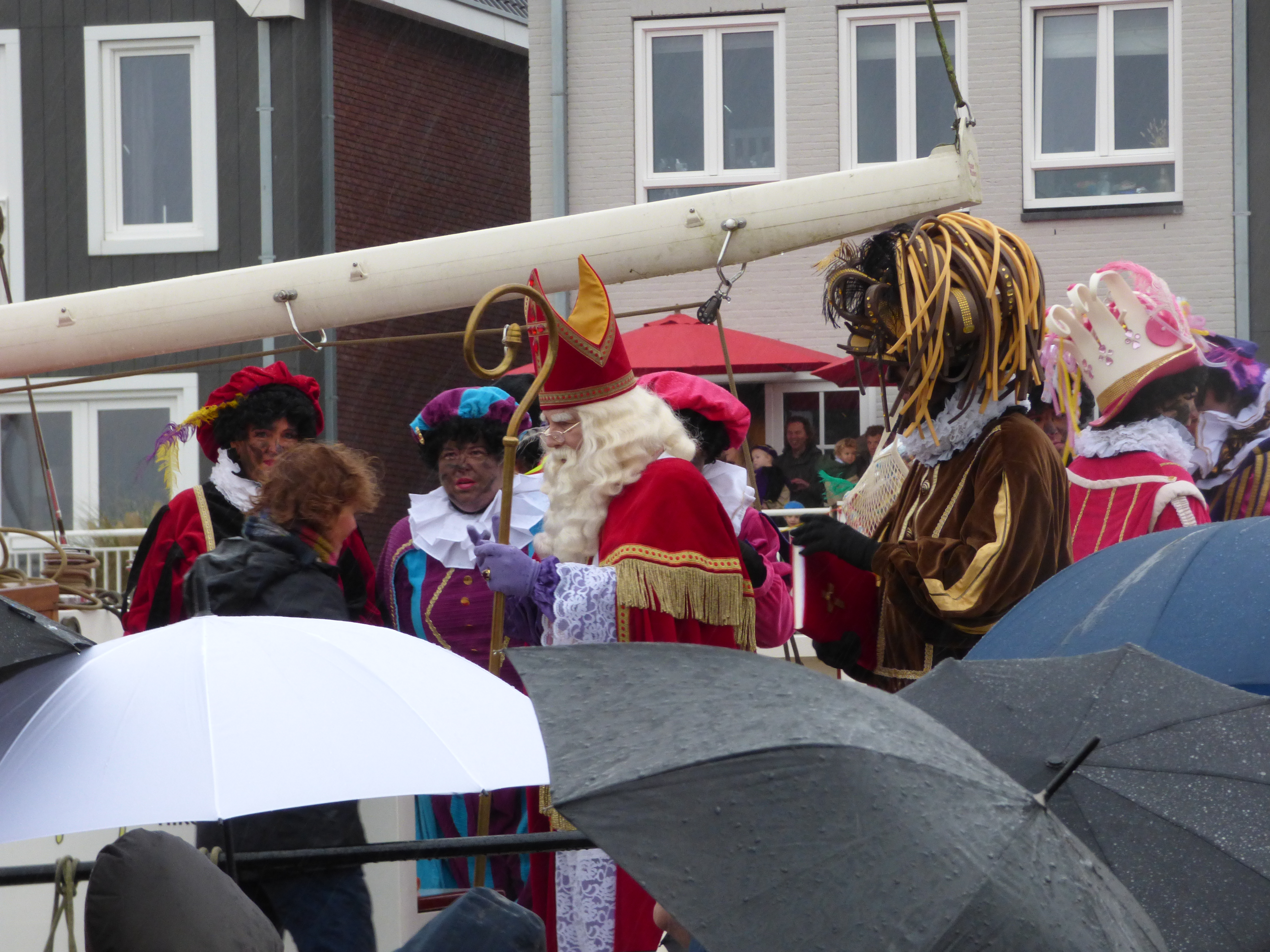 Intrede intocht sinterklaas grijs weer met buien. Foto: Chris Meeuwis