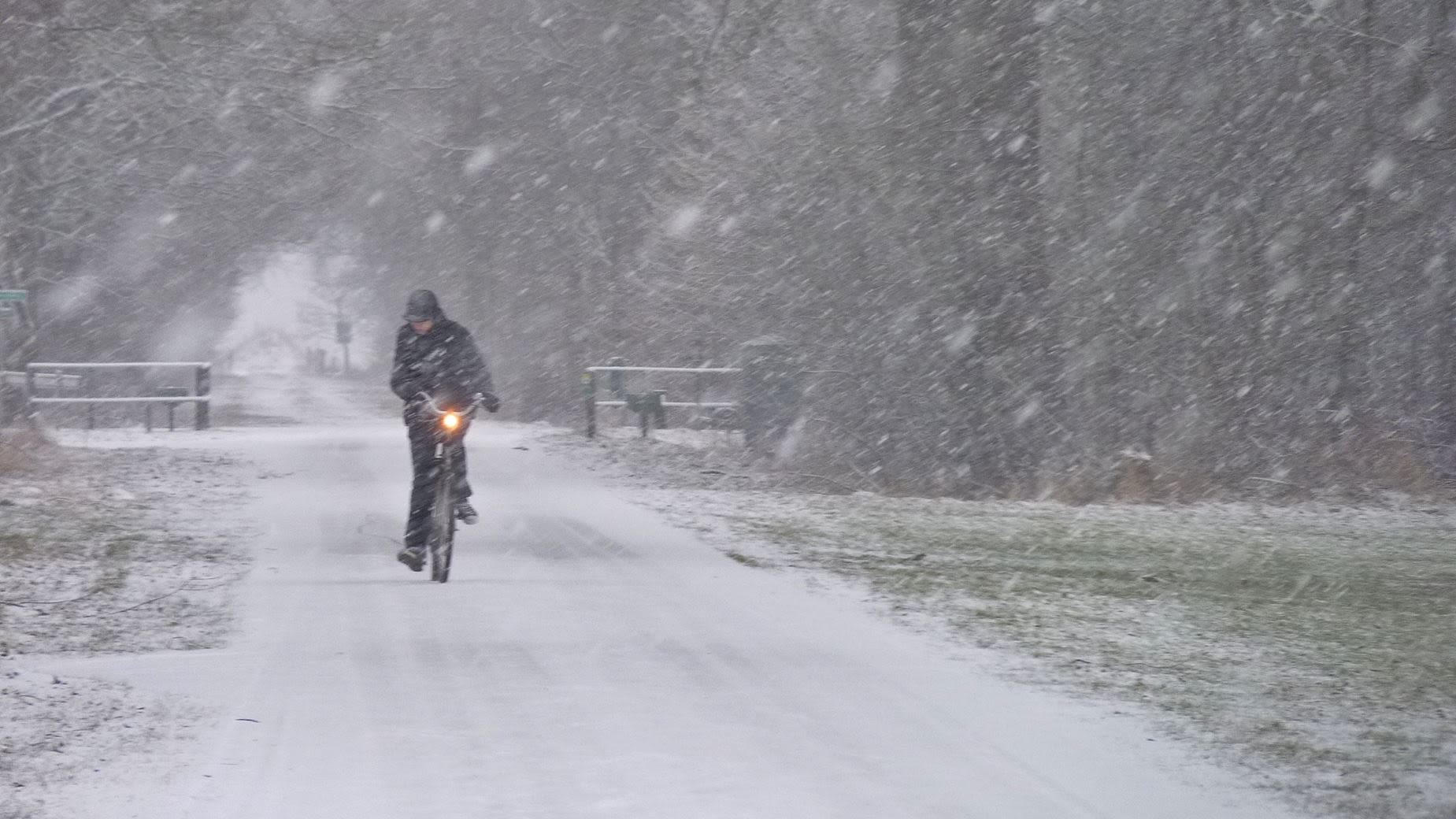 Fietser in de sneeuw. Foto: Ria Luttikhold