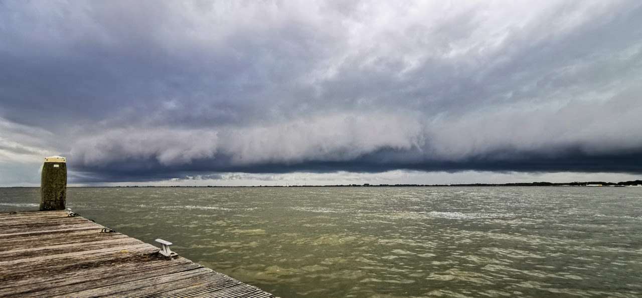 Buienlijn boven het Markermeer. Foto: Ger Zandbergen