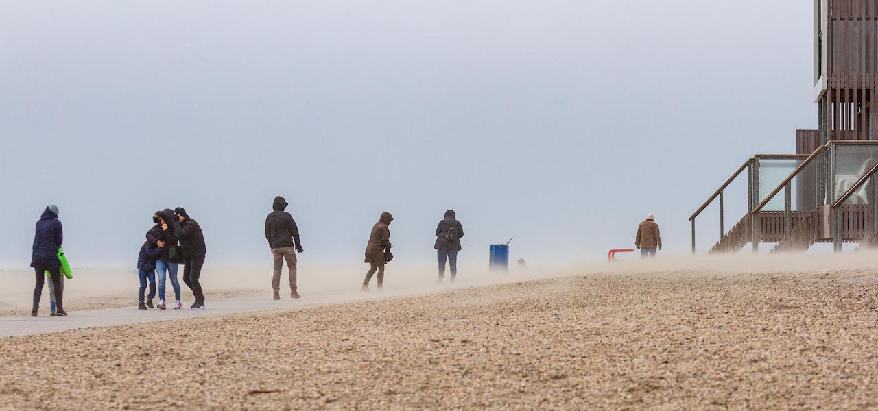 Storm op het strand. Foto: Henri de Wit