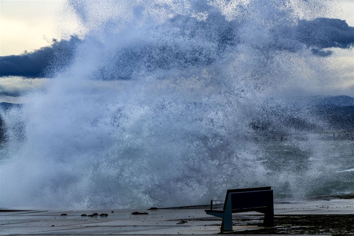 Hoge golven door storm Herminia. Foto: ANP/EPA/ROMAN G. AGUILERA