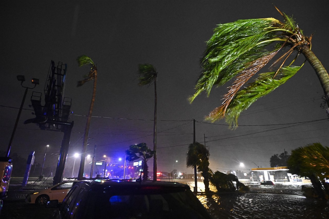 Palmbomen buigen in de wind nadat orkaan Milton aan land kwam in Brandon, Florida. Foto: ANP / 
Miguel J. Rodriguez Carrillo.