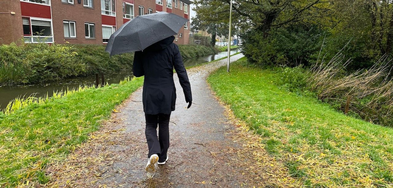 De paraplu komt dinsdag goed van pas. Foto: Jolanda Bakker.