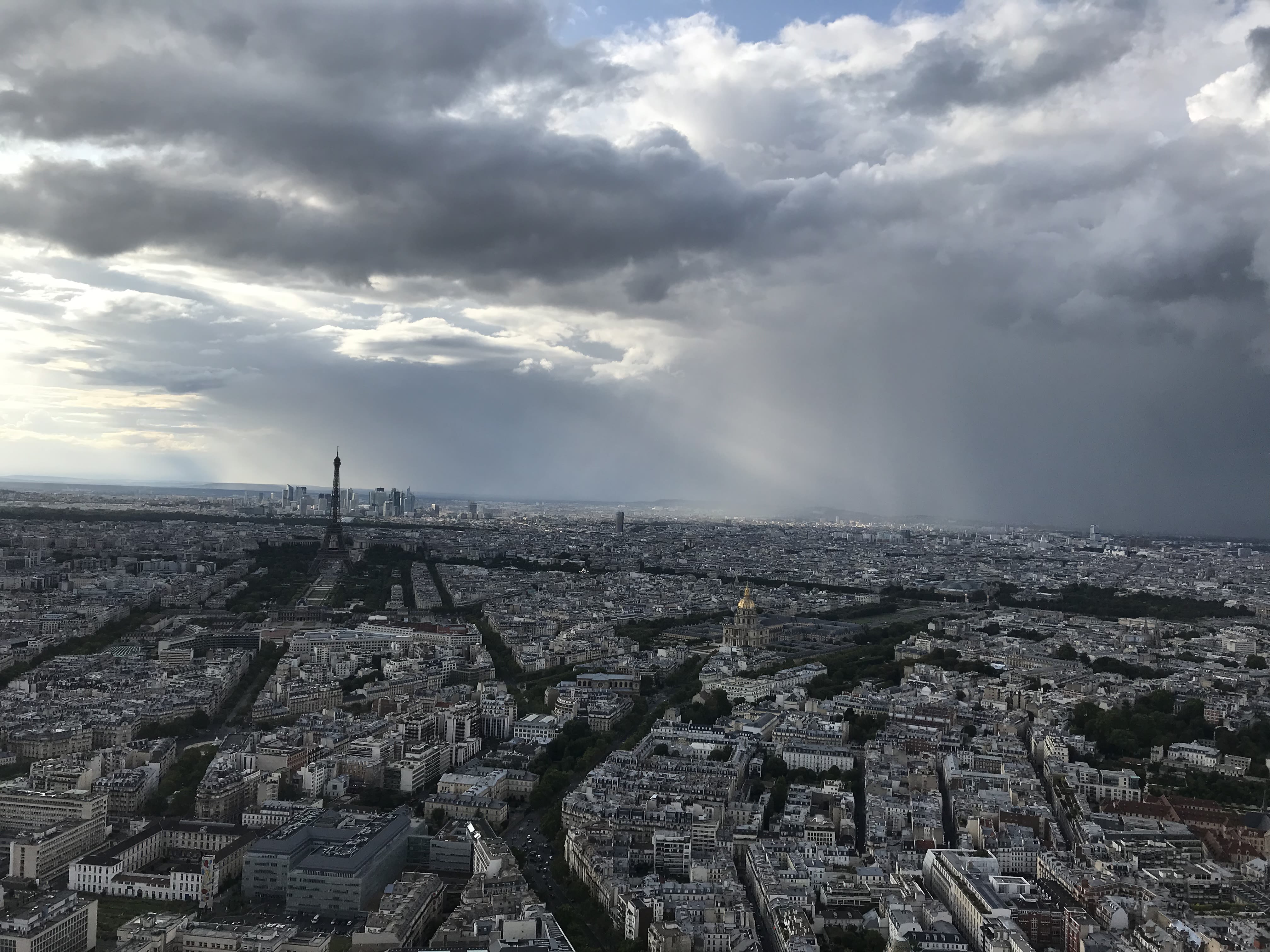 Wolken en een bui in Parijs
Jesper van Delden