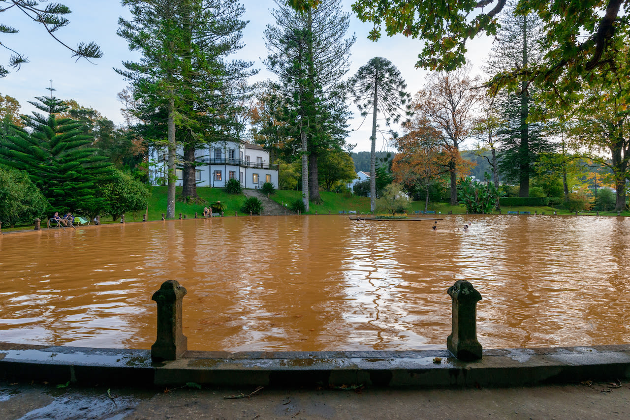 Was na afloop van een duik in de baden bij Terra Nostra wel goed je zwemkleding, want door de mineralen in het water is het wat bruin van kleur. Foto: Adobe Stock / Helder Sousa