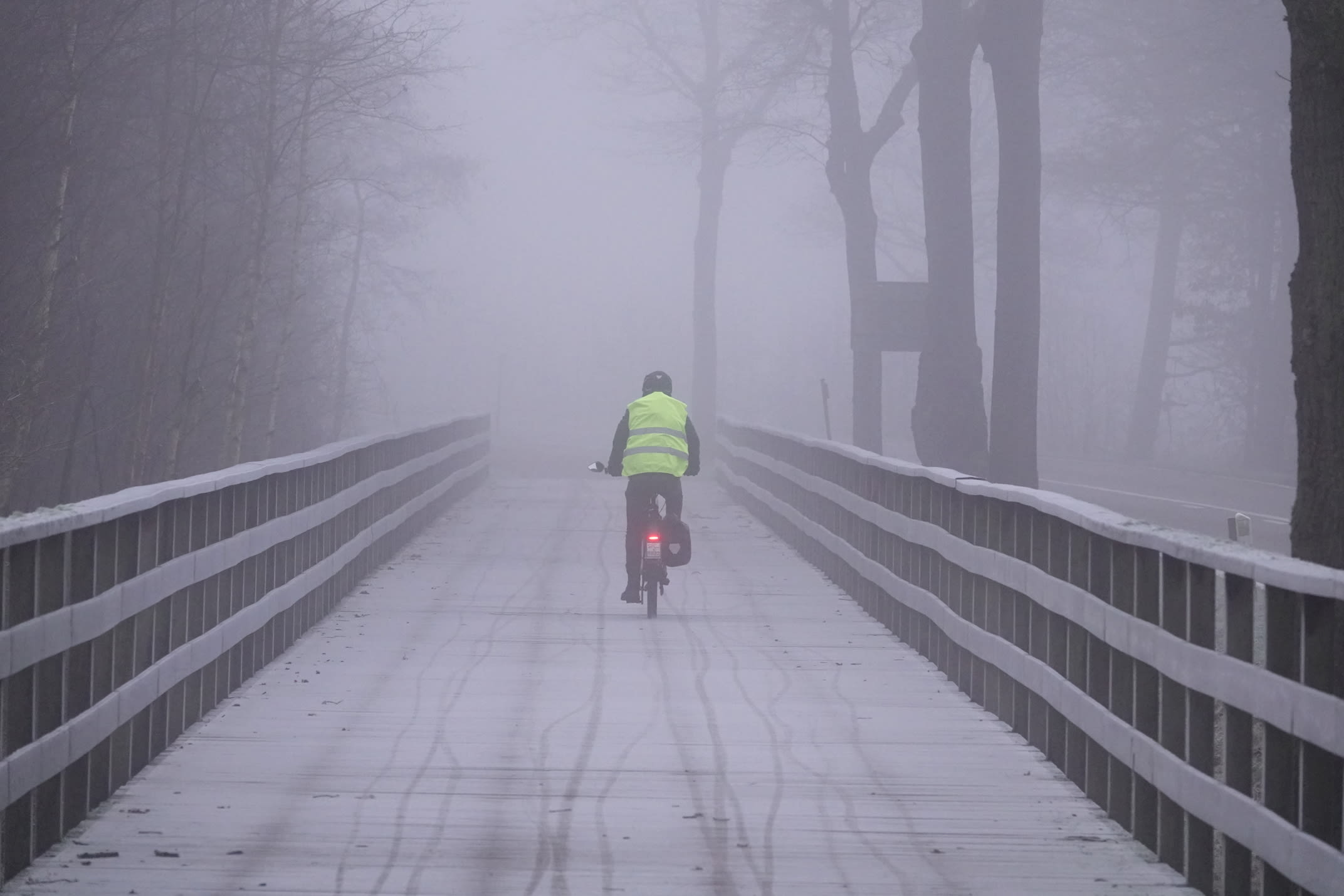 Gladheid houten fietsbrug en mist. Foto: Ben Saanen.