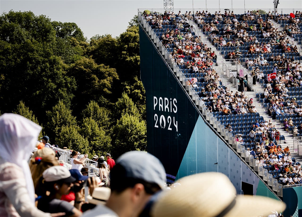 Extreme hitte op de tribunes in Parijs. Foto: ANP / REMKO DE WAAL