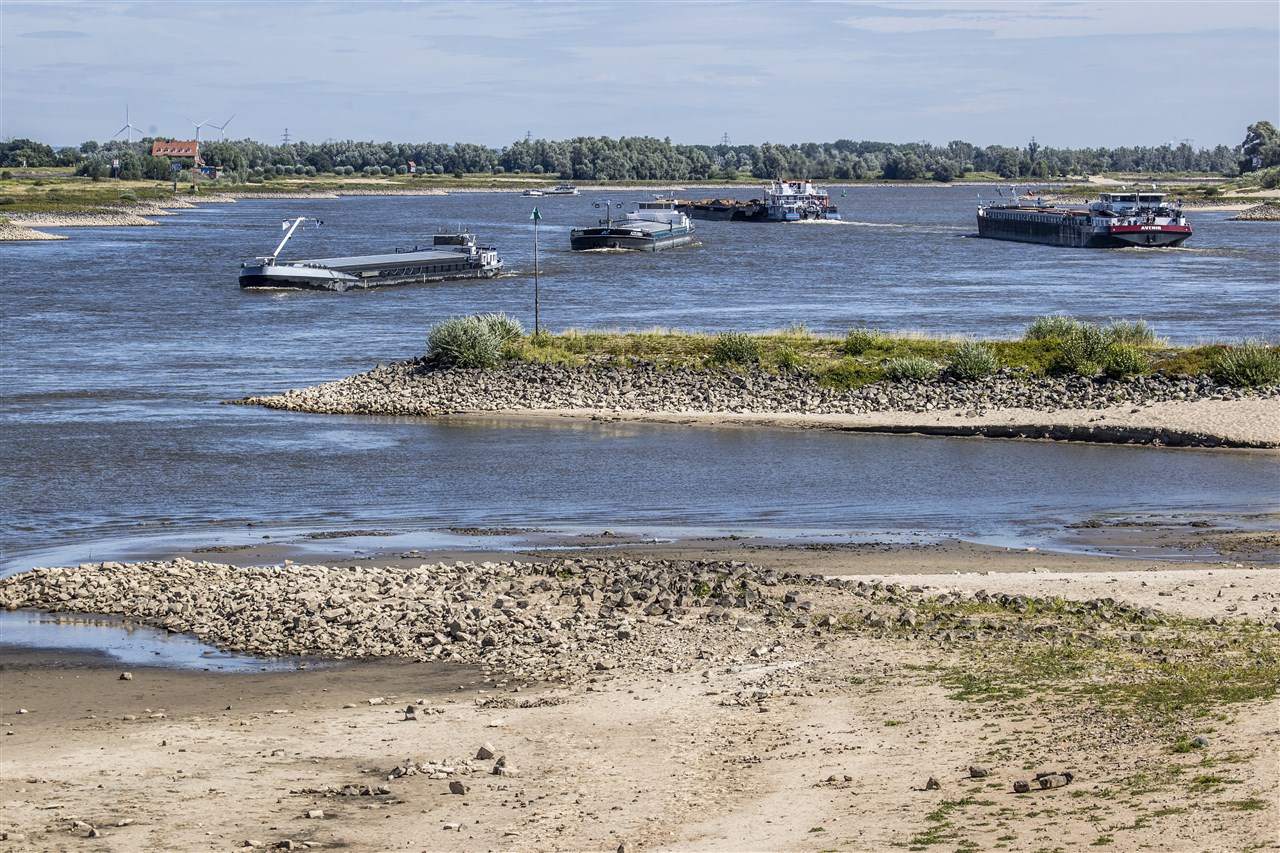 Scheepvaart en woonboten hebben last van laagwater langs de Waal. Foto: ANP VINCENT JANNINK