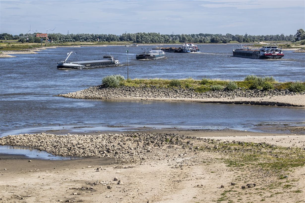 Scheepvaart en woonboten hebben last van laagwater langs de Waal. Foto: ANP VINCENT JANNINK