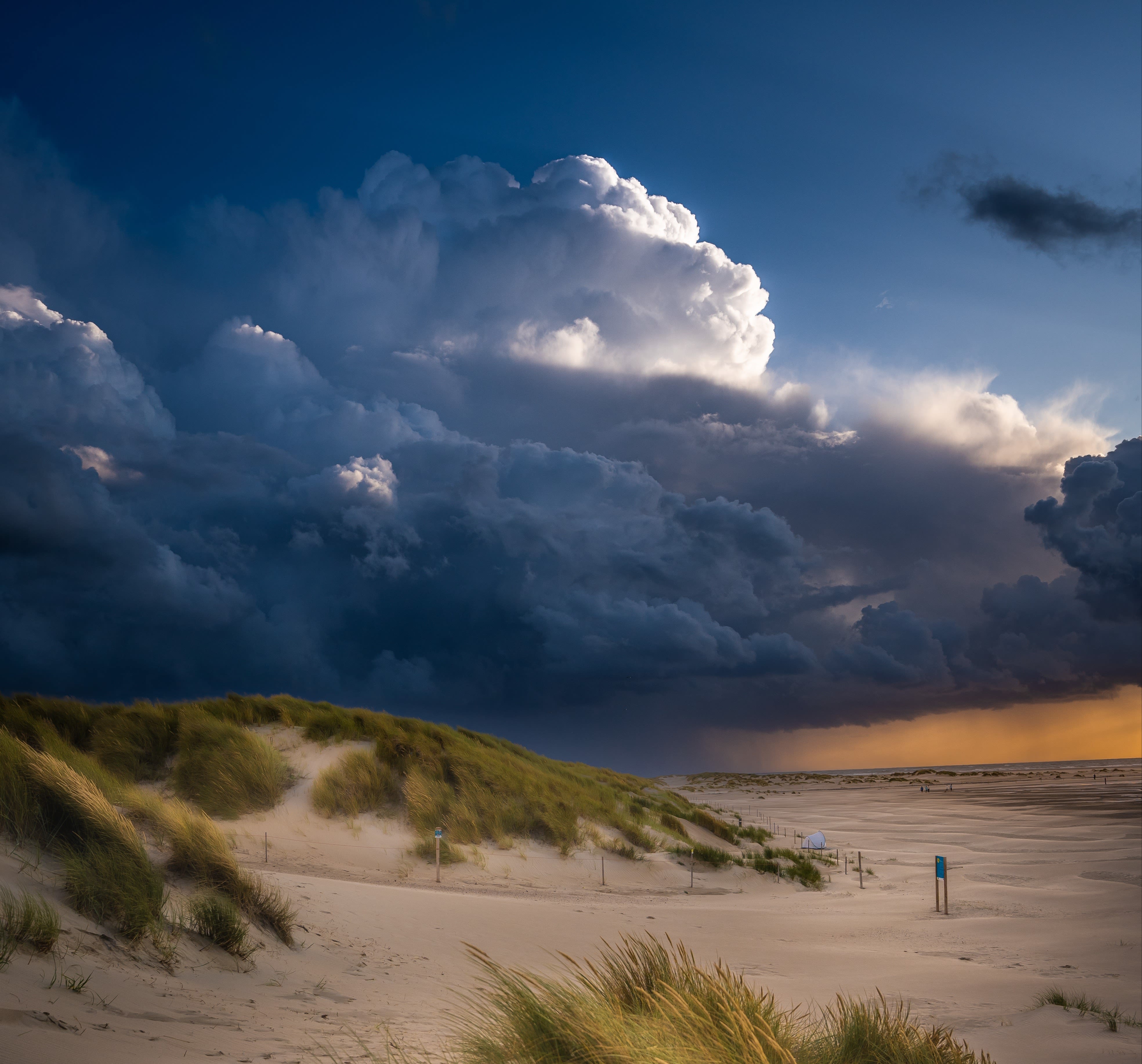 Dit weekend trekken stevige buien vanaf zee over het land. Foto: Wouter van Bernebeek
