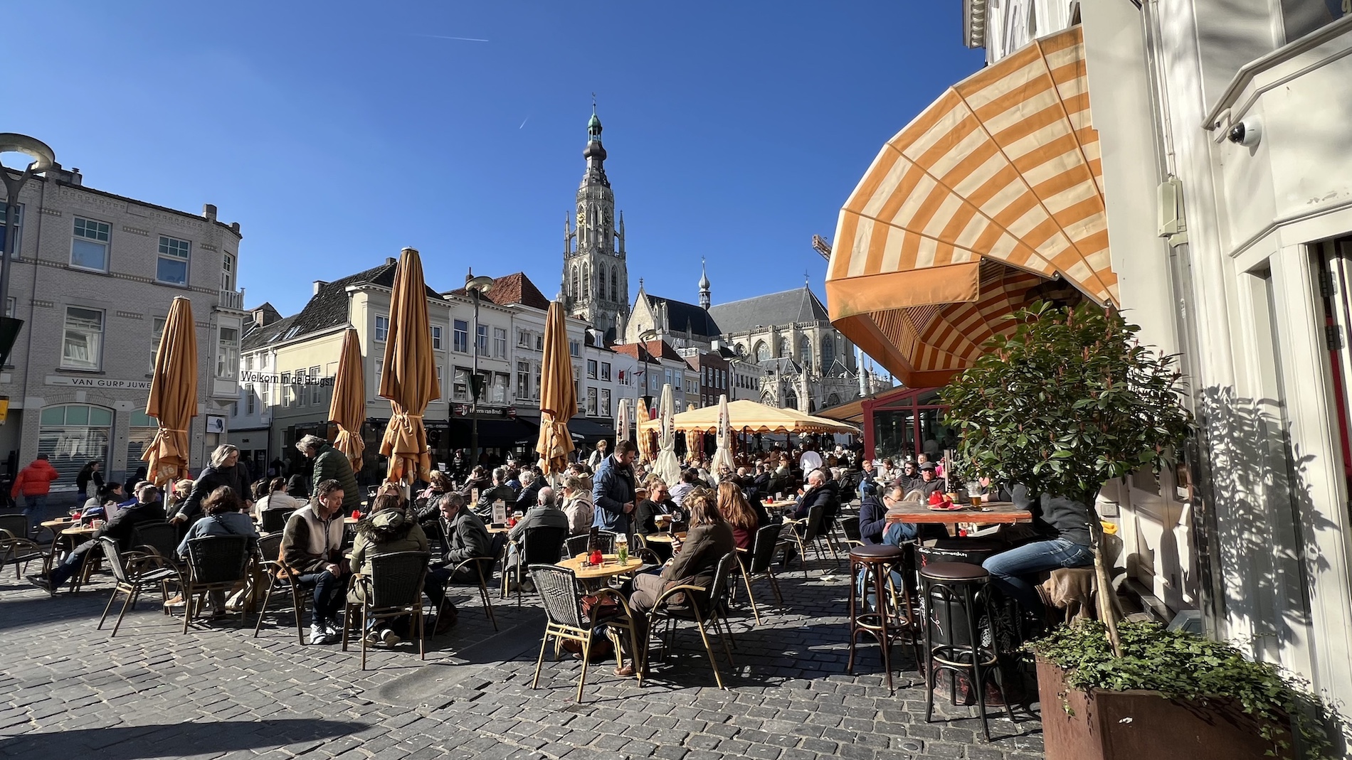 Zonnig terrasweer vroeg in het seizoen in Breda. Foto Henk Voermans