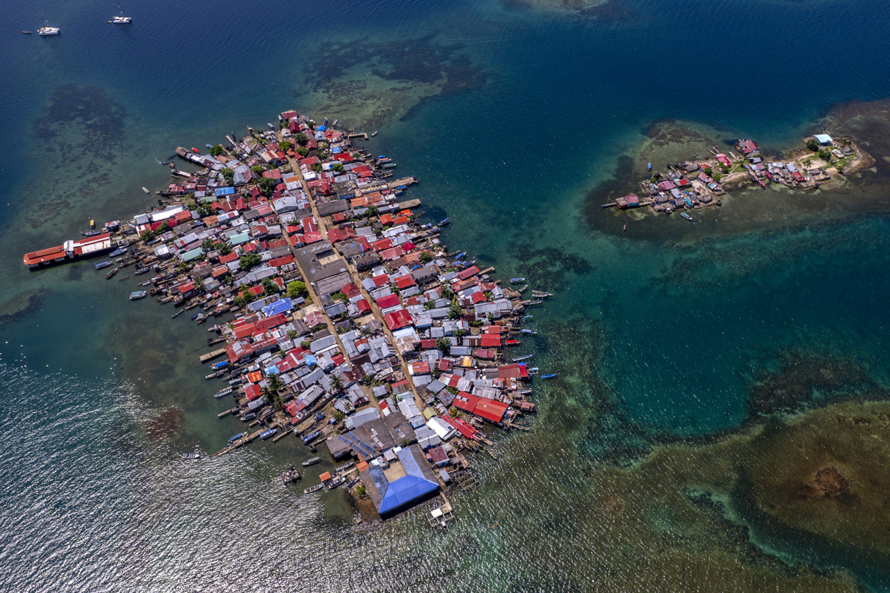 In het Caribisch gebied bereiden mensen zich voor om te ontsnappen aan het stijgende water. Foto: Luis ACOSTA / AFP / ANP