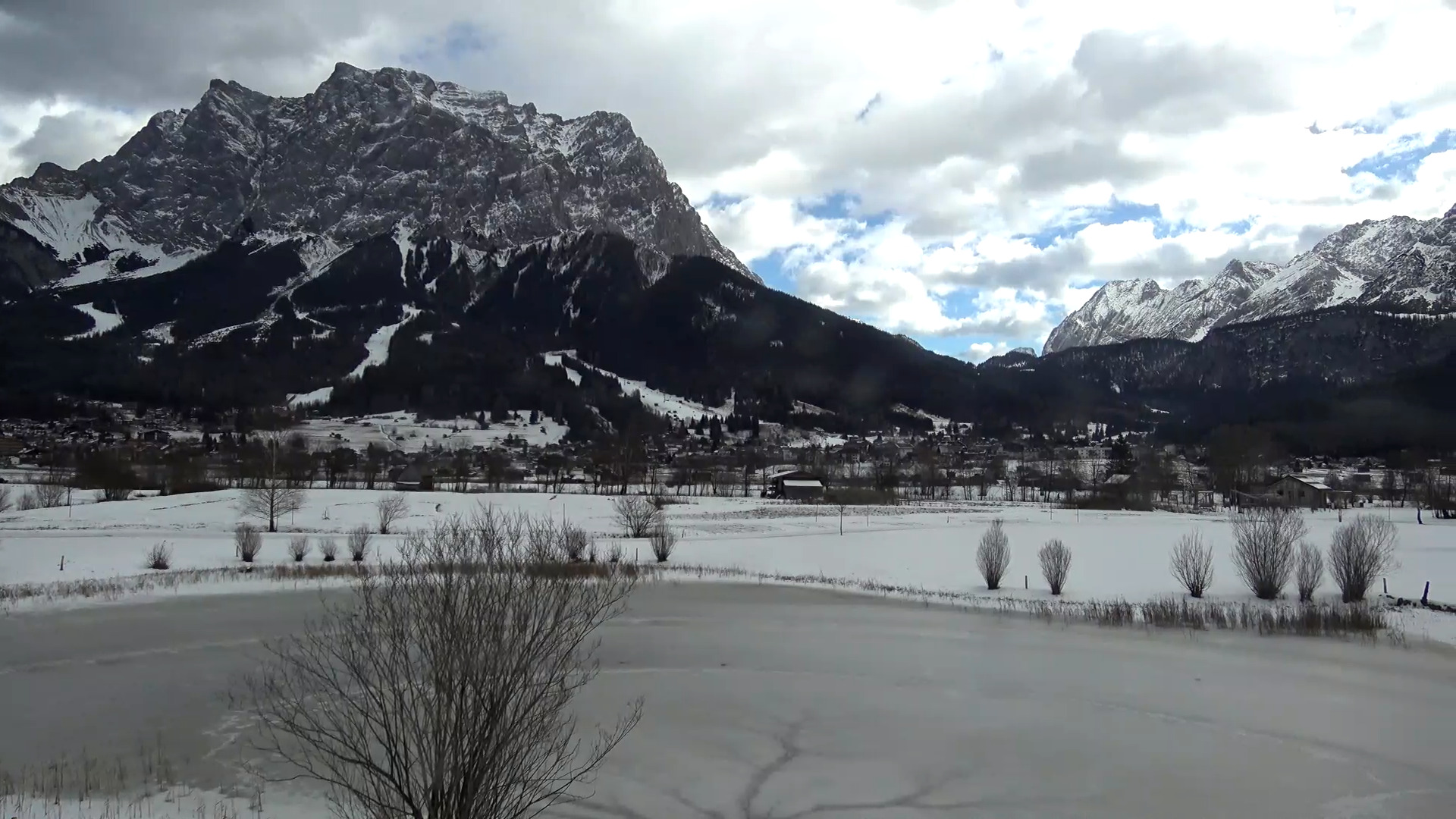 Het dal in Ehrwald met uitzicht op de Zugspitze. Beeld: Feratel