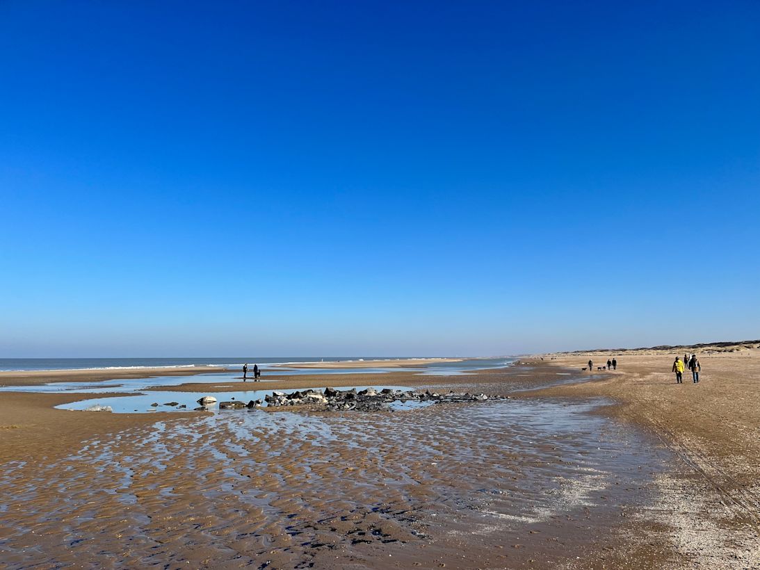Strakblauwe lucht in maart in Scheveningen. Foto: Maddy Koster