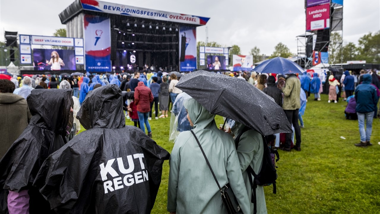 Publiekregent nat tijdens een festival. Foto: ANP / Remco de Waal