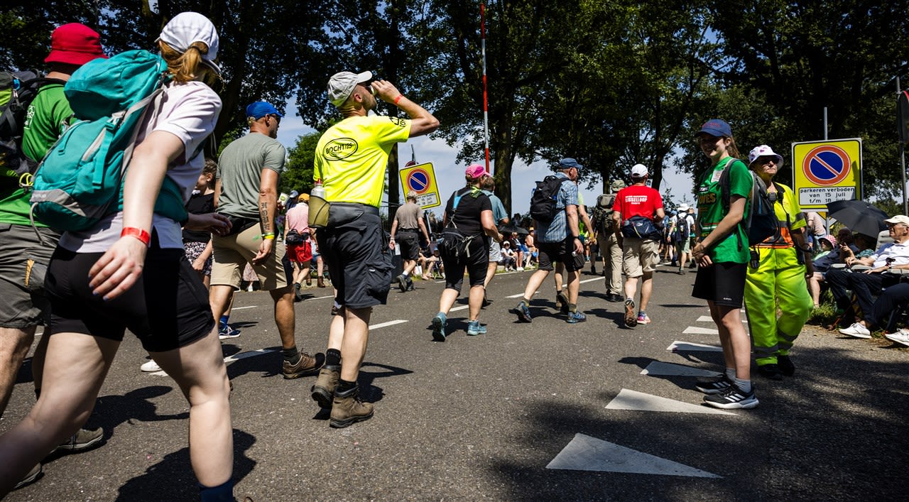 Wandelaars op de derde van de Nijmeegse Vierdaagse. Foto:  ANP / ROB ENGELAAR