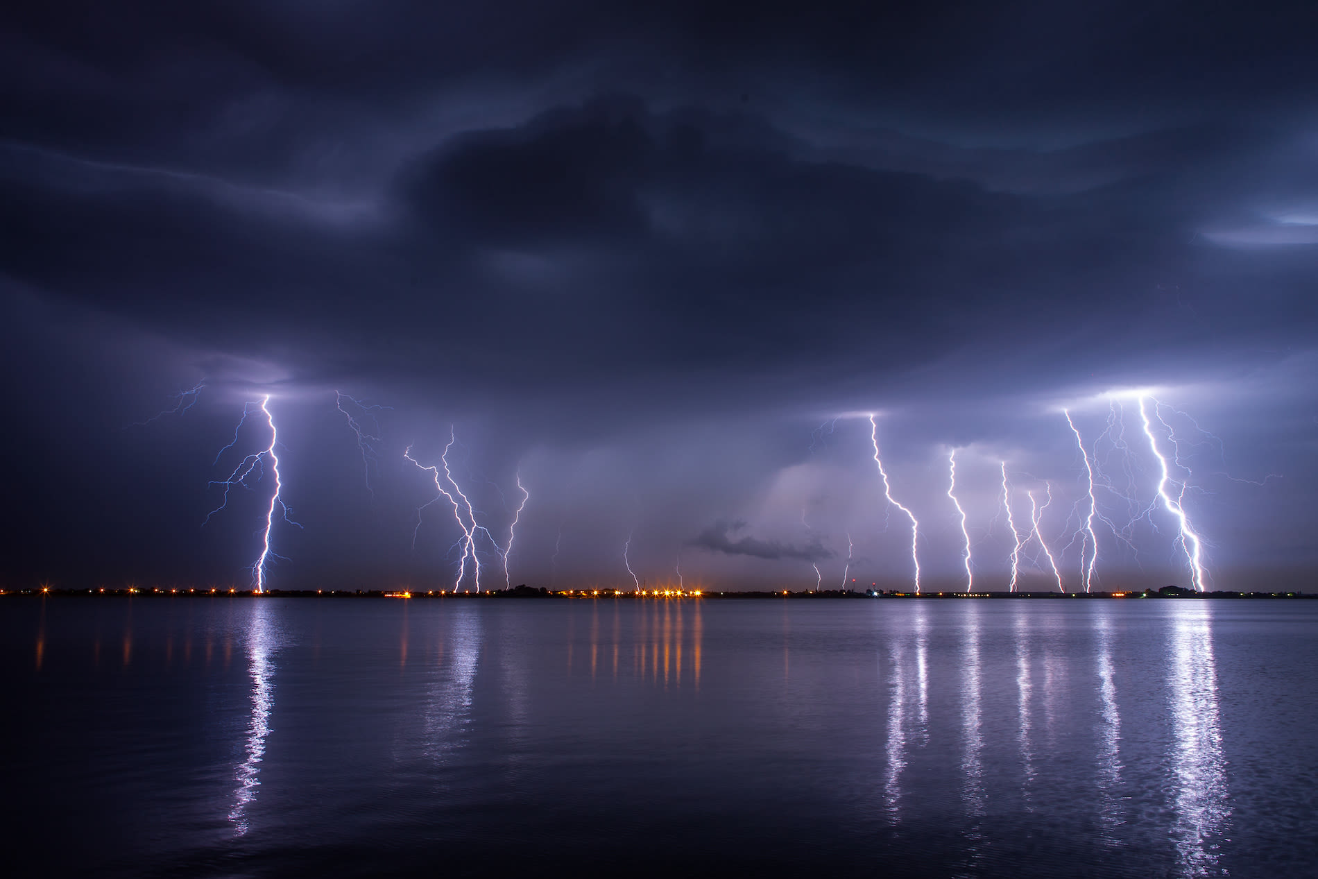 Onweersbui boven open water. Foto: Adobe Stock / danmir12