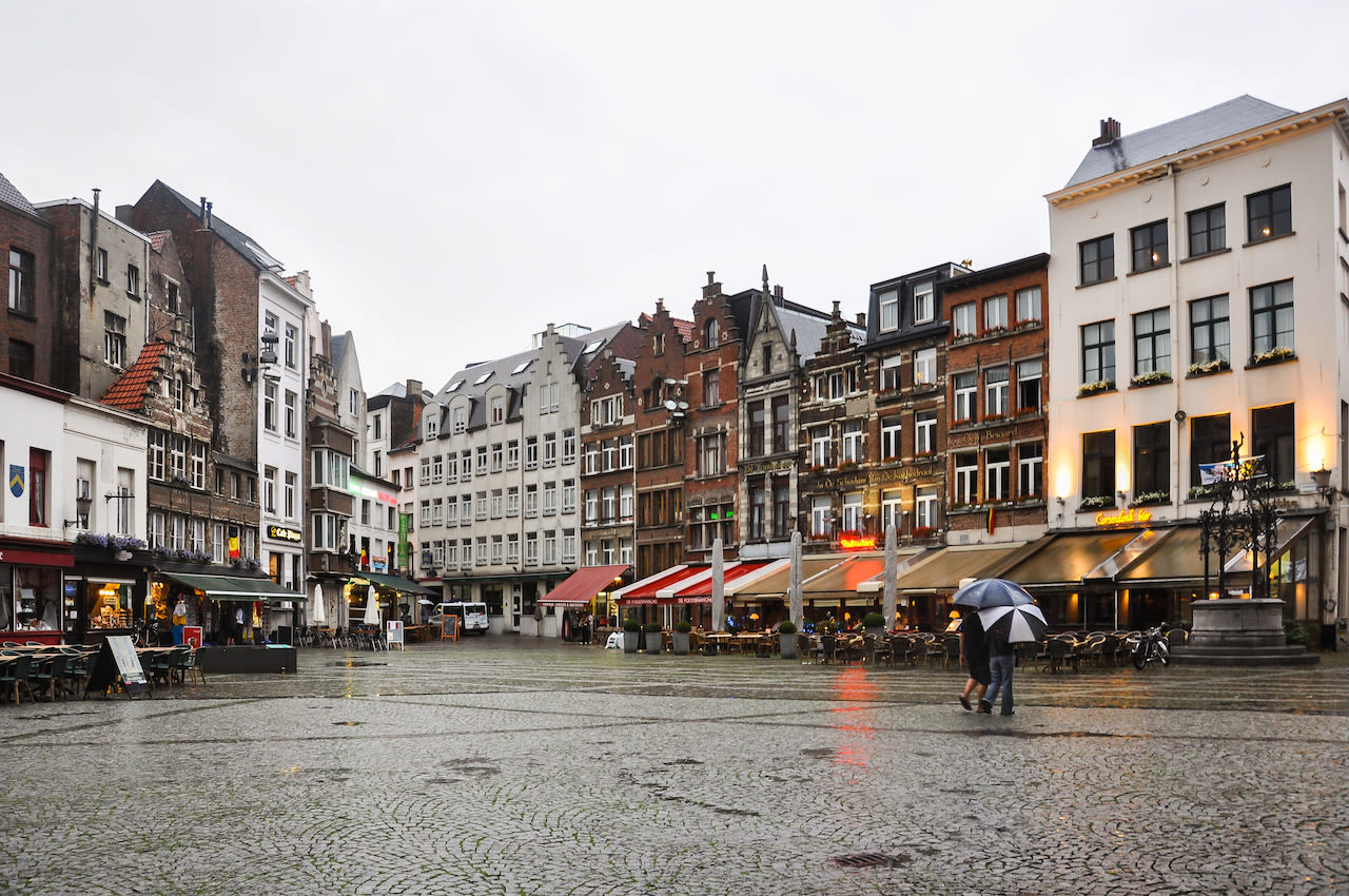 Regenachtige beelden zoals deze zullen we ook vrijdag en zaterdag tegenkomen in Antwerpen. Foto: Adobe Stock / luispizarro