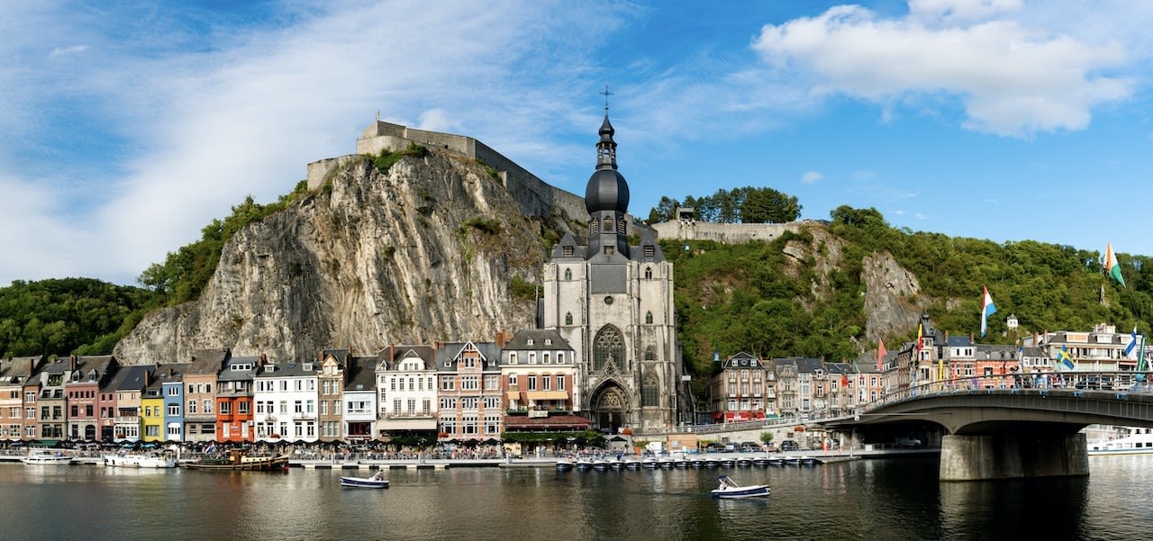 dinant-belgie-as-makasana-photo-e1609861887850