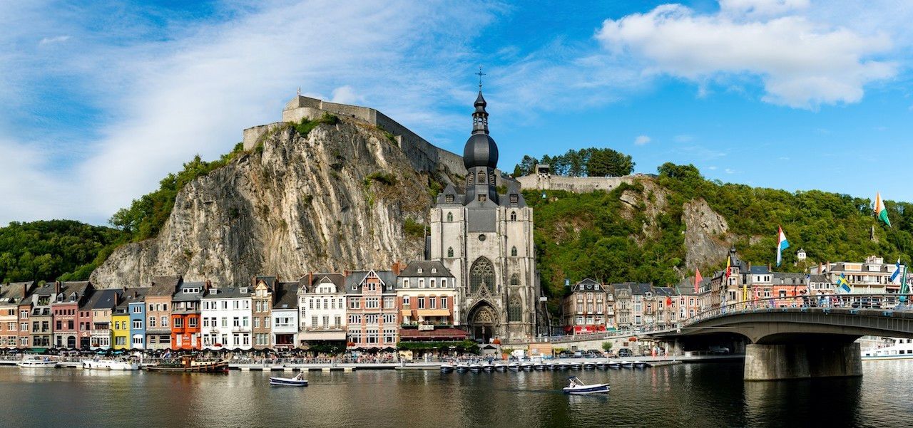 dinant-belgie-as-makasana-photo-e1609861887850