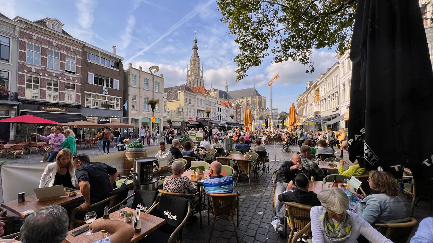 Terras op de Grote Markt in Breda. Foto: Henk Voermans