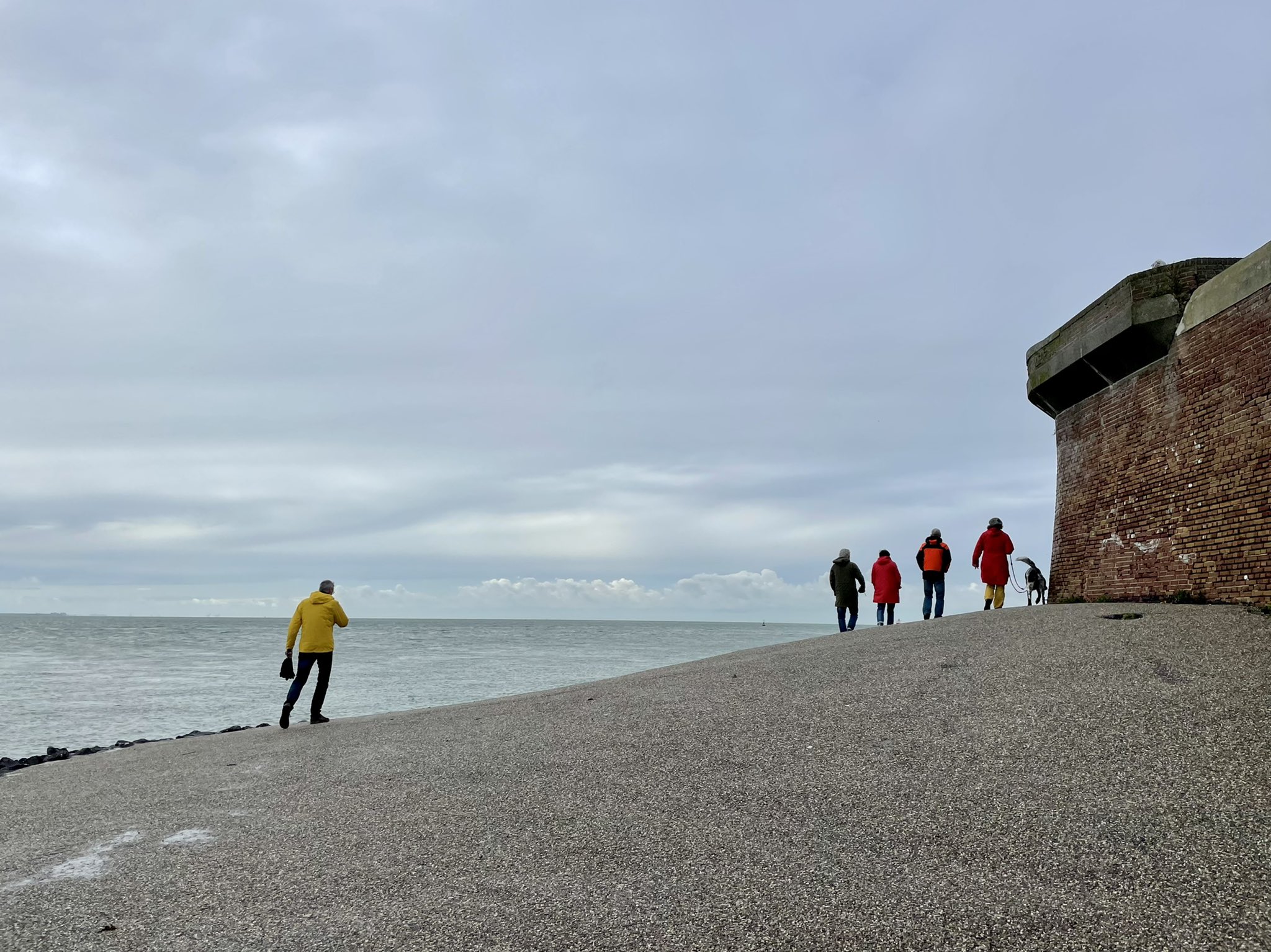 Wandelaars aan de Zeeuwse kust bij Vlissingen tijdens kil weer in november