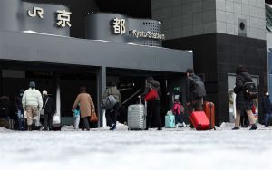 Winterweer eist ten minste een leven in Japan