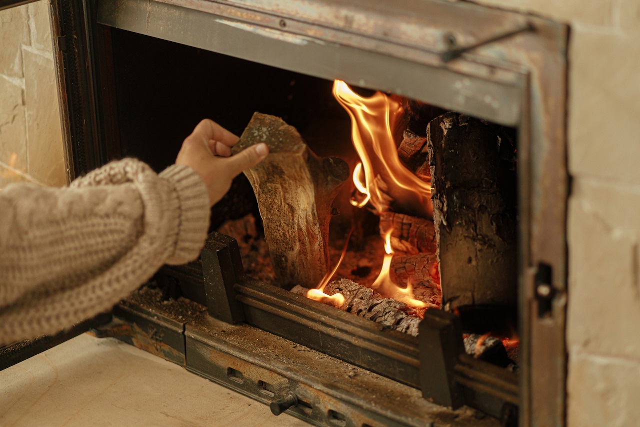 Door het rustige weer is het advies om even geen hout te stoken. Foto: Adobe Stock / sonyachny