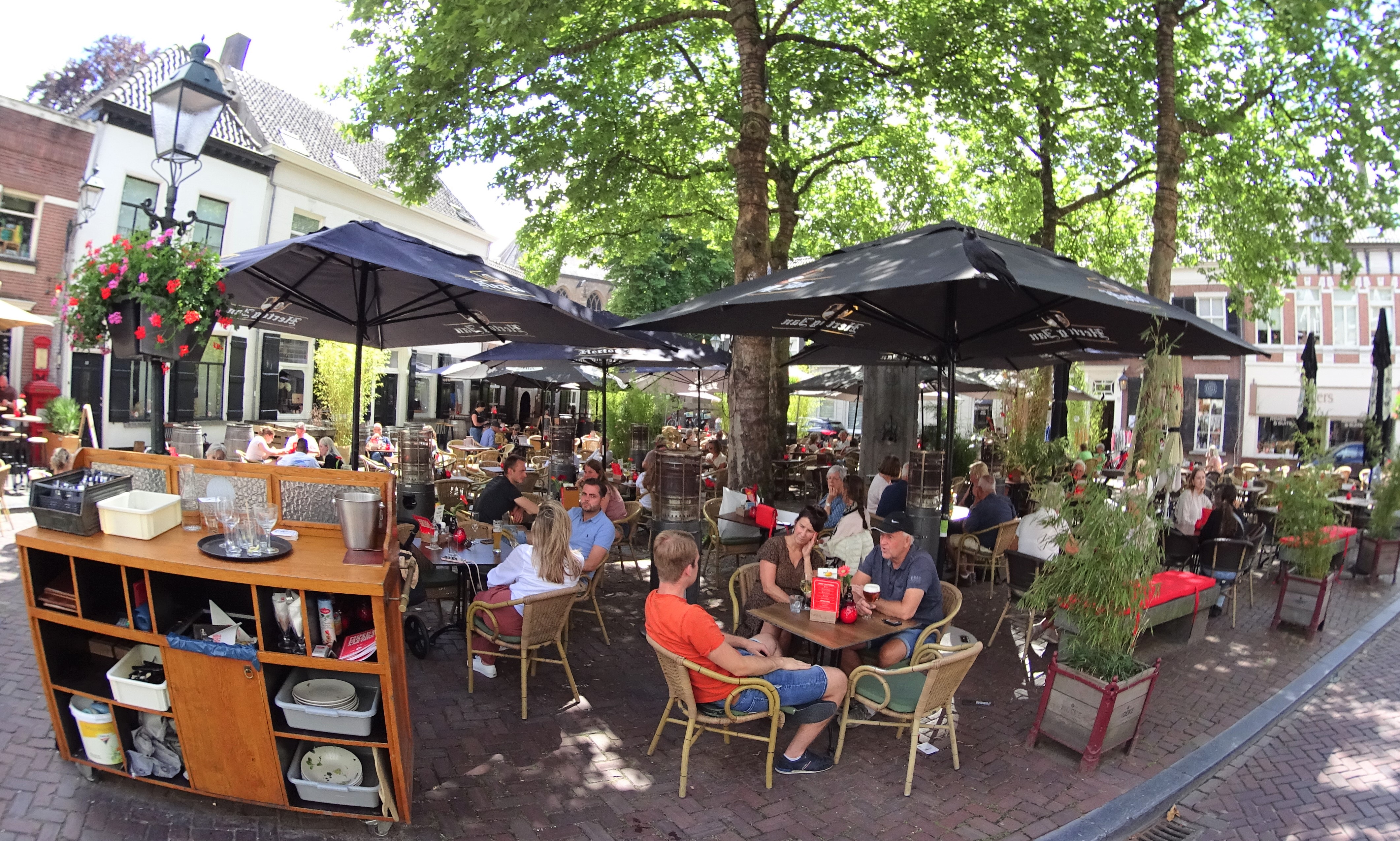 Een zonnig terras in Breda. Foto: Paul Hermans