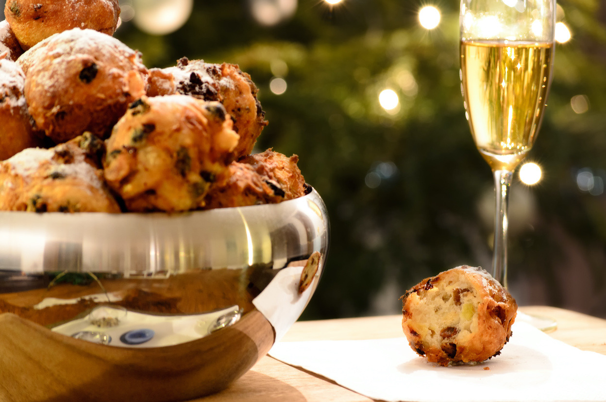 Oliebollen en champagne tijdens de jaarwisseling. Foto: AdobeStock / iPics.