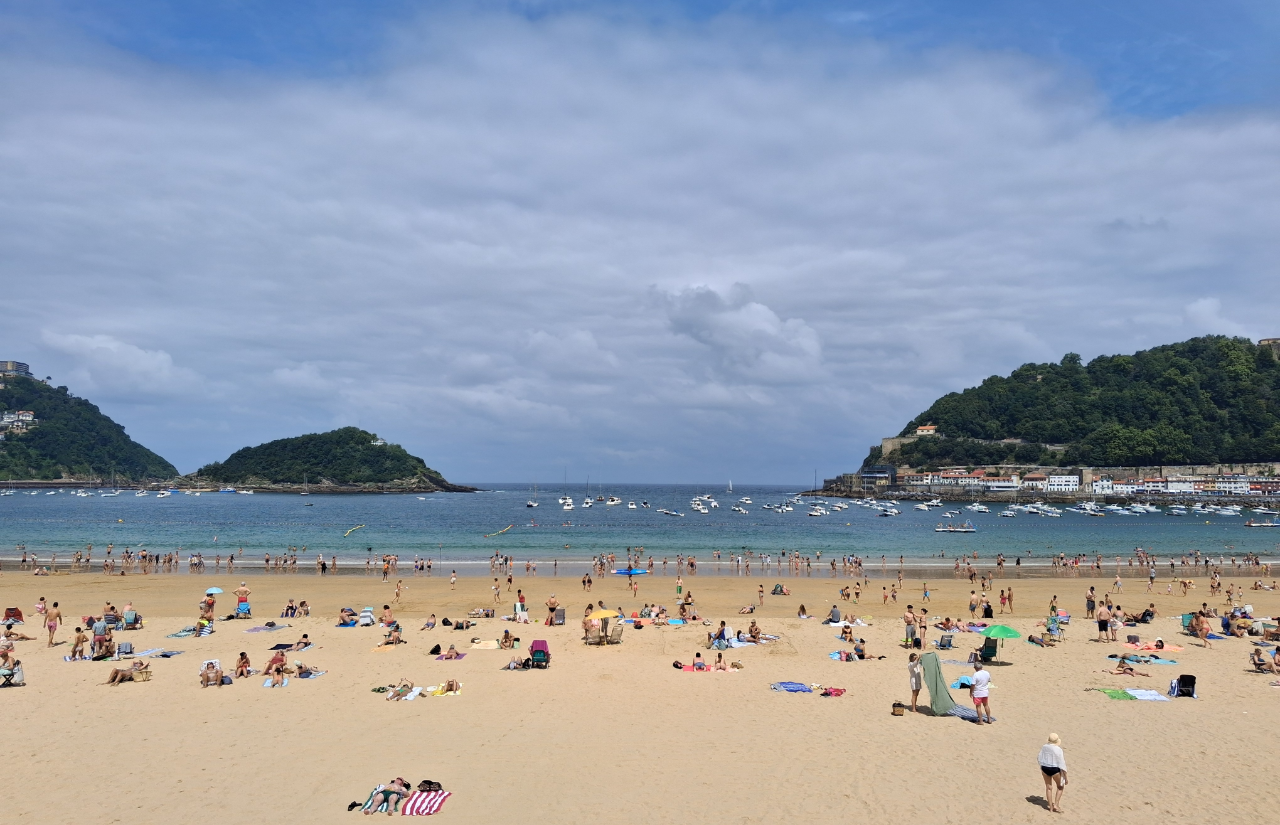 Ook aan het strand van San Sebastian komen soms buien voor. Foto: Manouk Vermeulen
