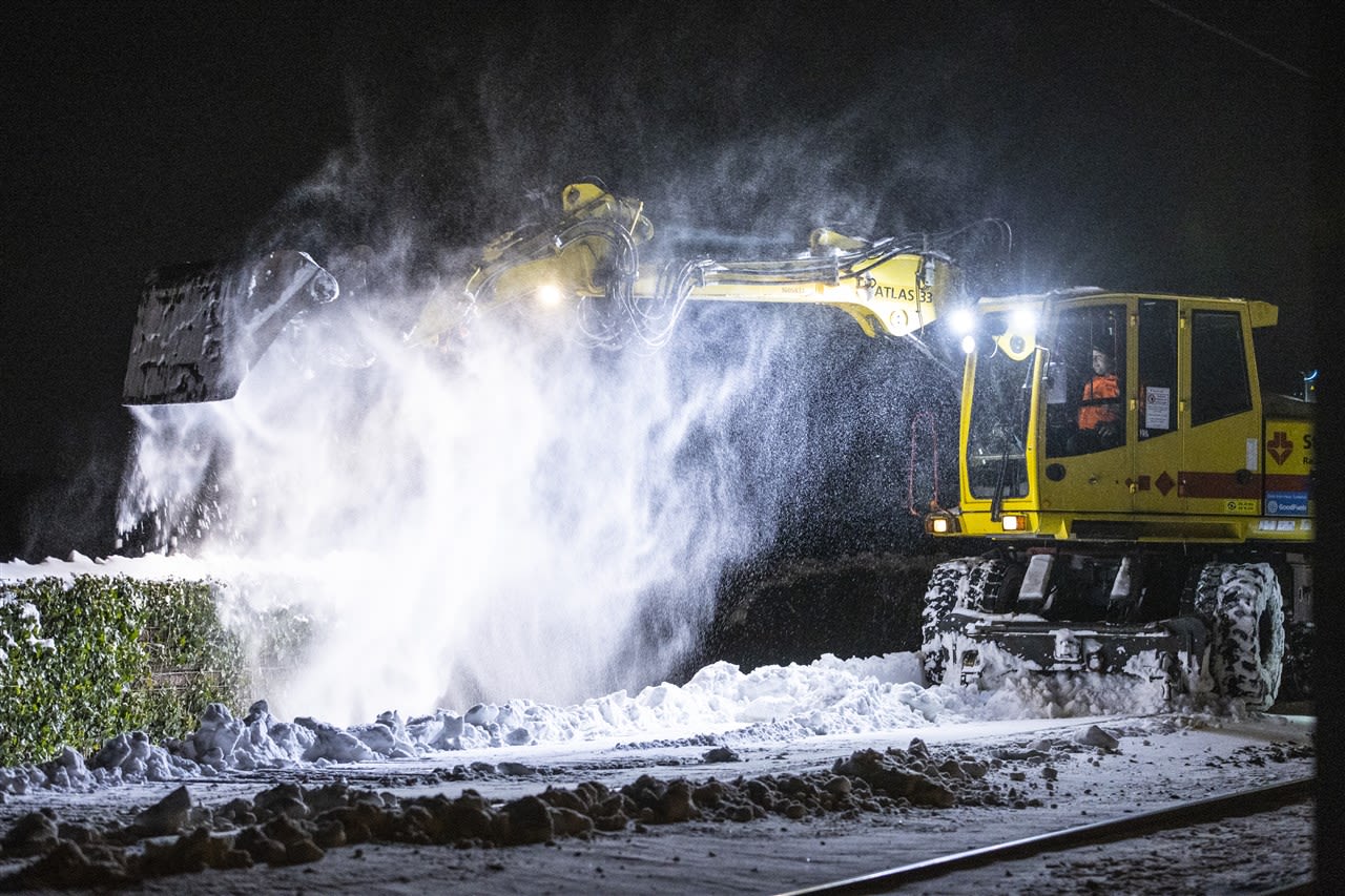 Sneeuwruimen op het spoor. Foto: ANP / Vincent Jannink.