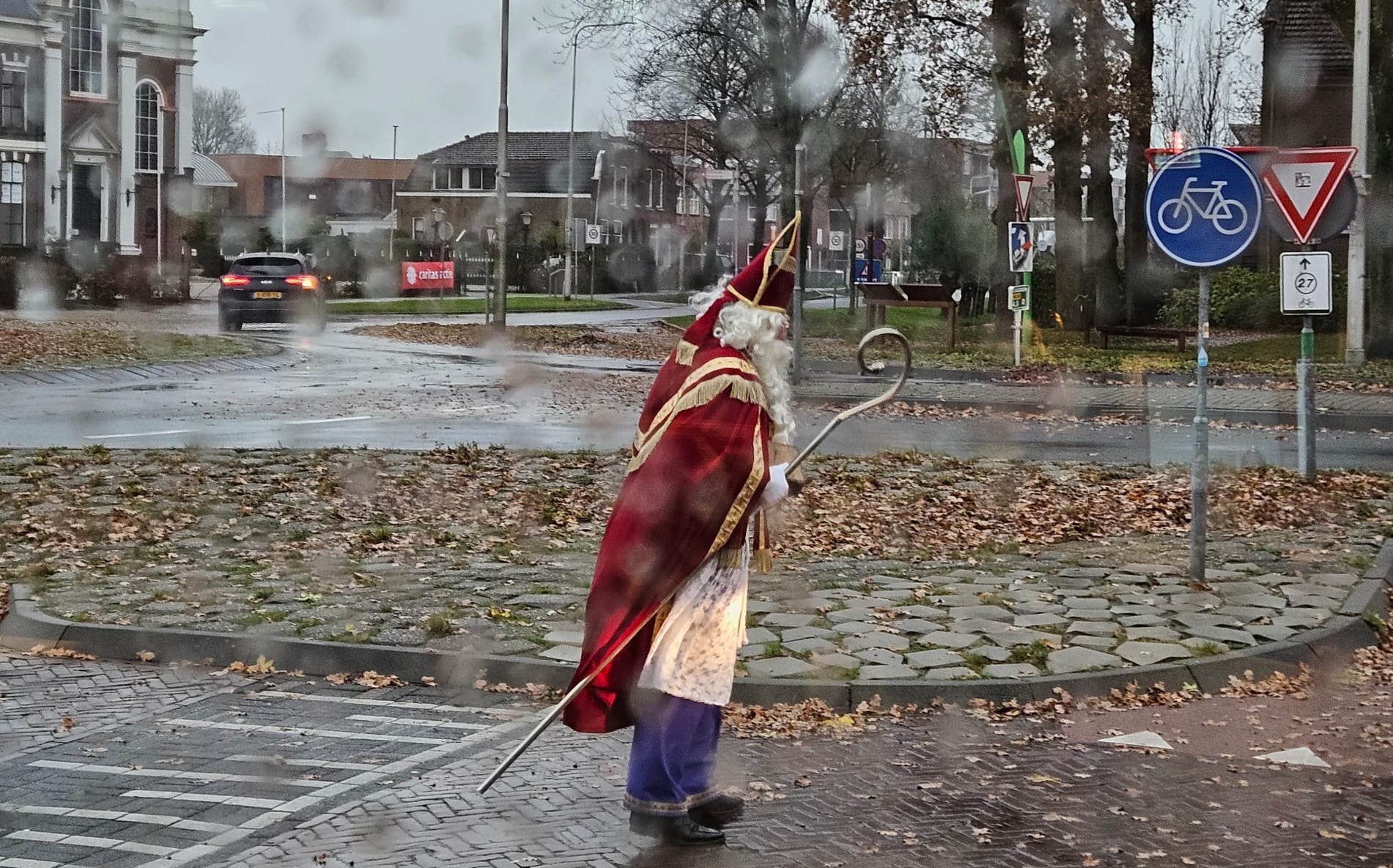 Sinterklaas gaat door weer en wind. Foto: Koen van den Berg.