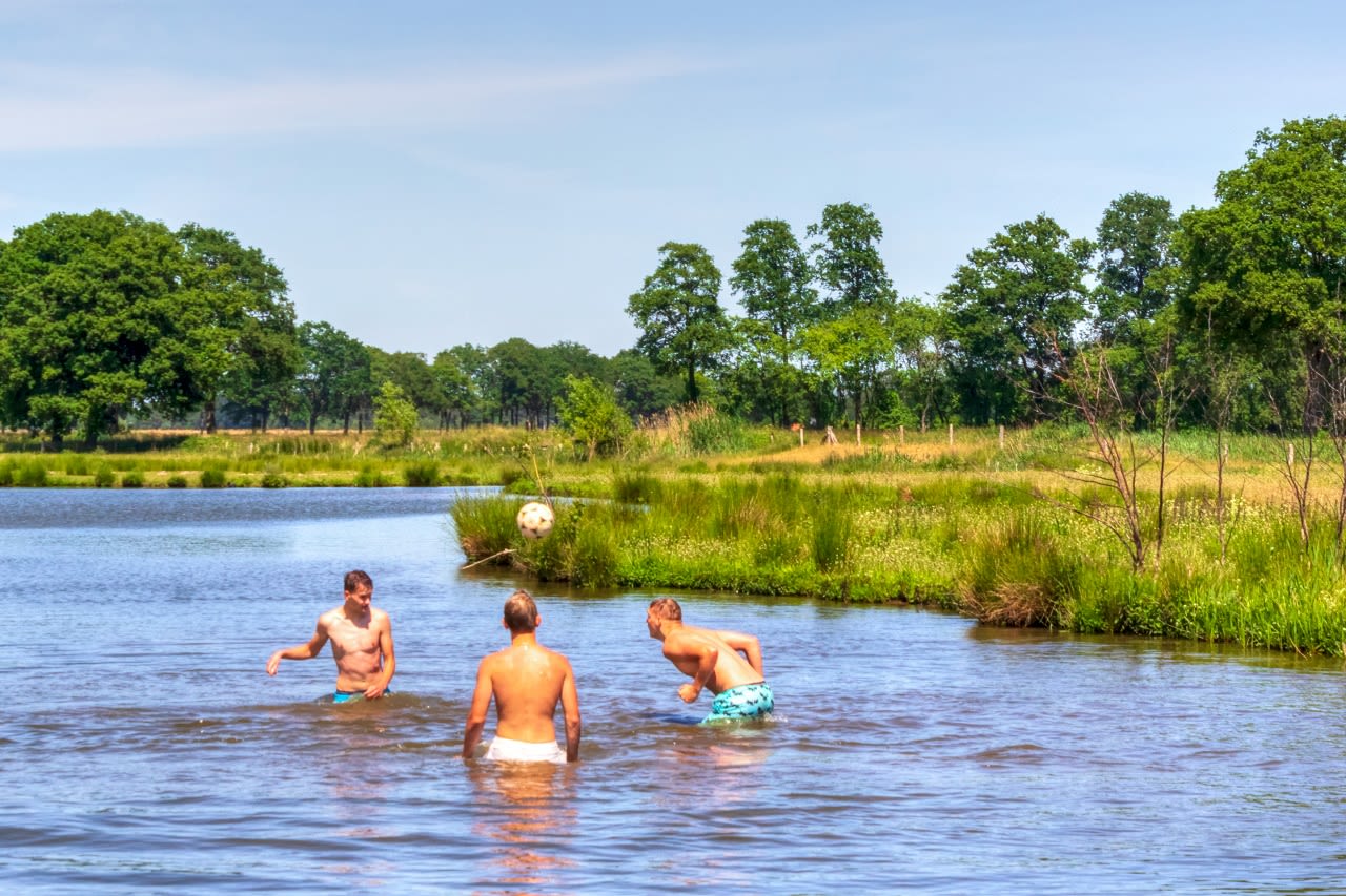 Recordwarme juni 2021, afkoelen in water