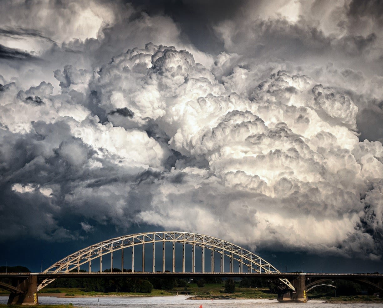 Onweerswolken boven de Waalbrug. Foto: Wouter van Bernebeek