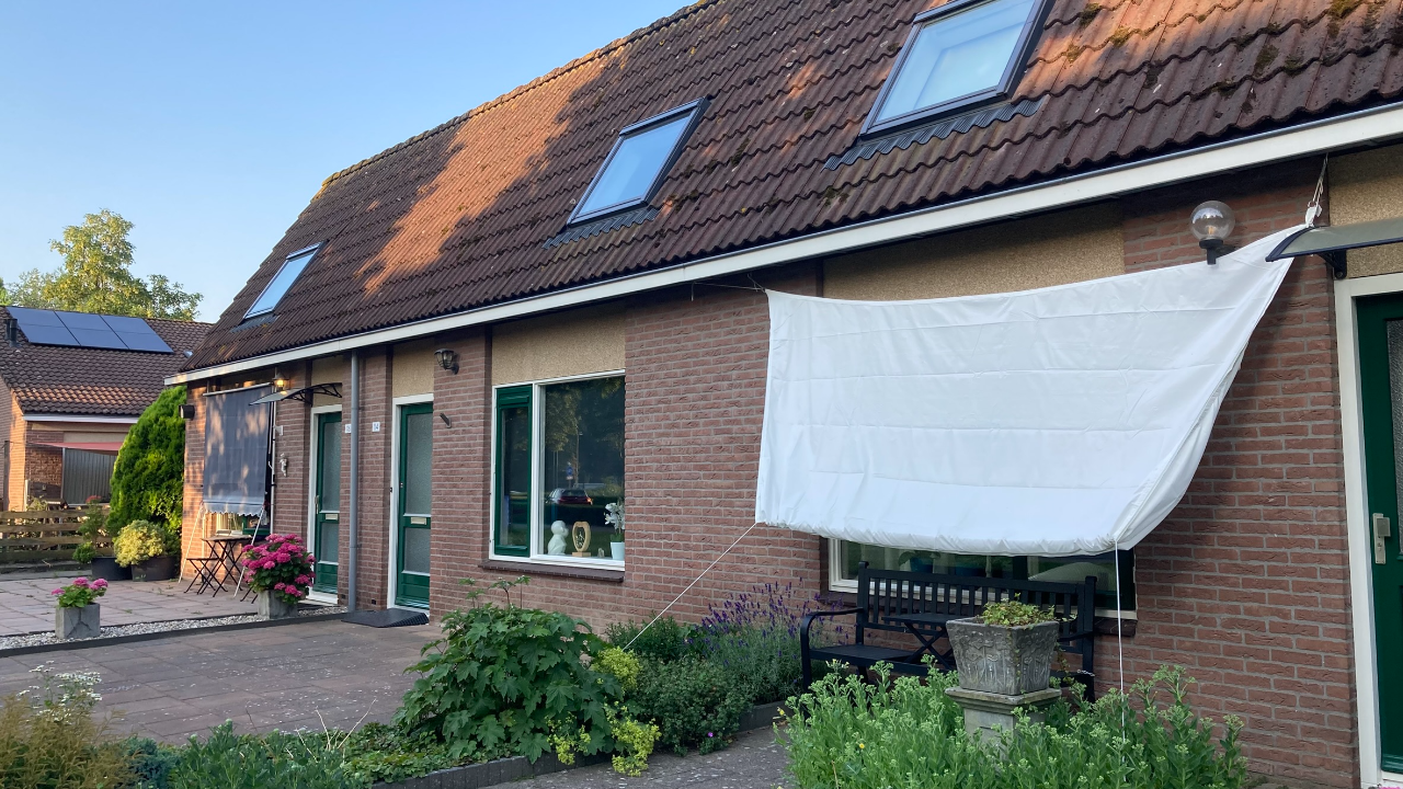 Creatieve manieren om de zon uit je huis te weren. Foto: Cobie Reuvers