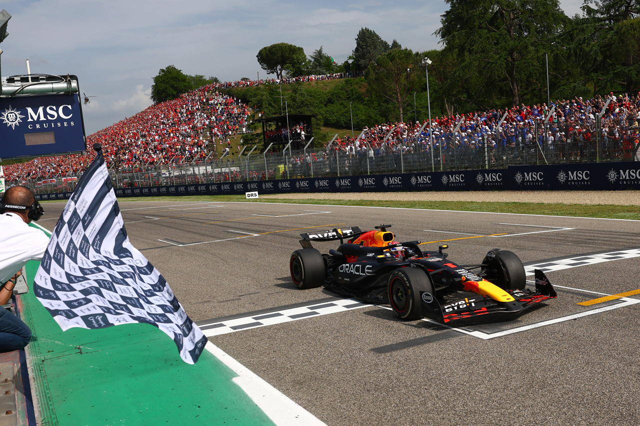 Max Verstappen als eerste over de finish vorig jaar in Imola. Foto: redbullcontentpool.com / Clive Rose / Getty Images