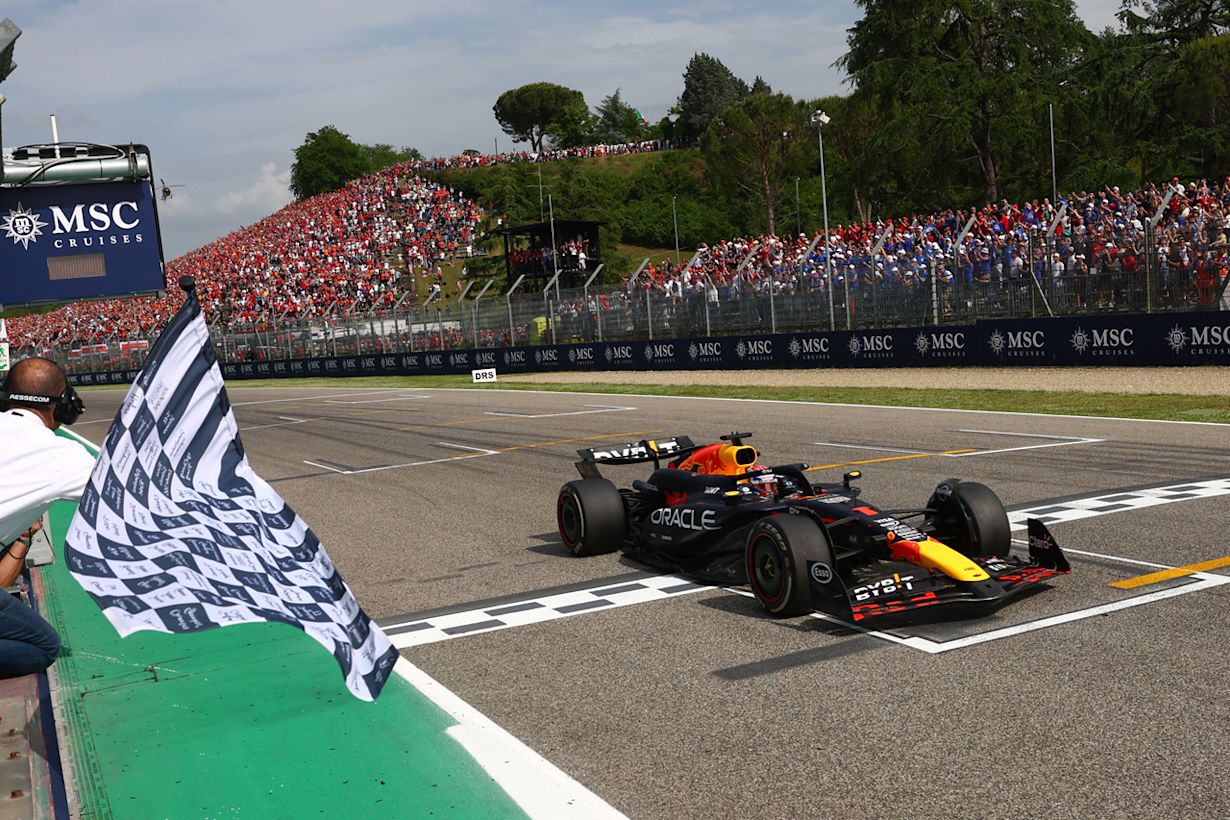 Max Verstappen als eerste over de finish vorig jaar in Imola. Foto: redbullcontentpool.com / Clive Rose / Getty Images