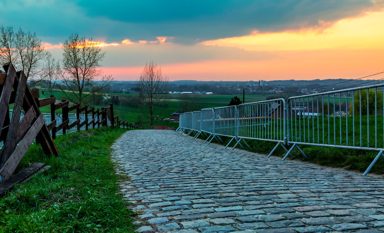 Ochtendgloren met zon tijdens de start van de Ronde van Vlaanderen. Foto: Adobe Stock / Radu Razvan