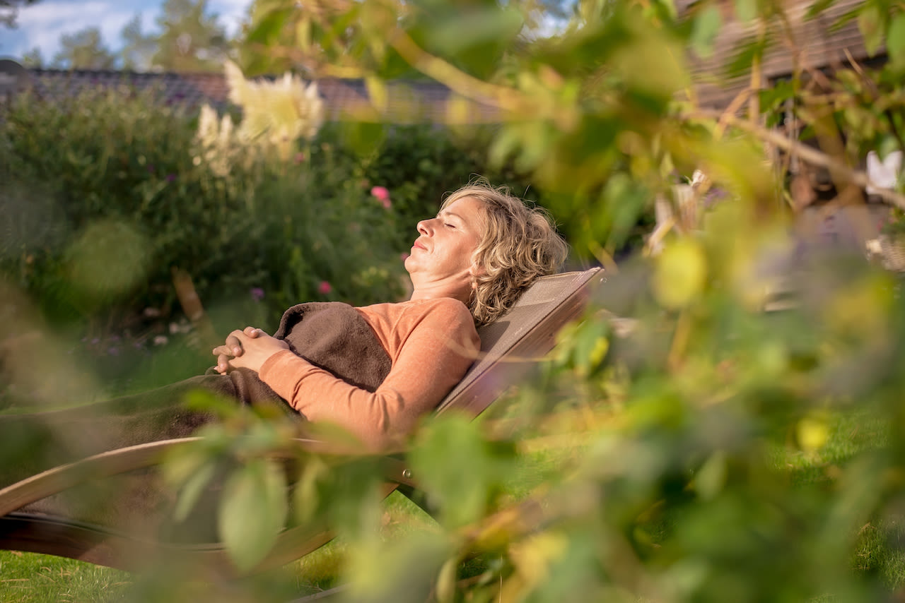Vrouw ligt heerlijk te slapen in de zon. Foto: Adobe Stock / luna