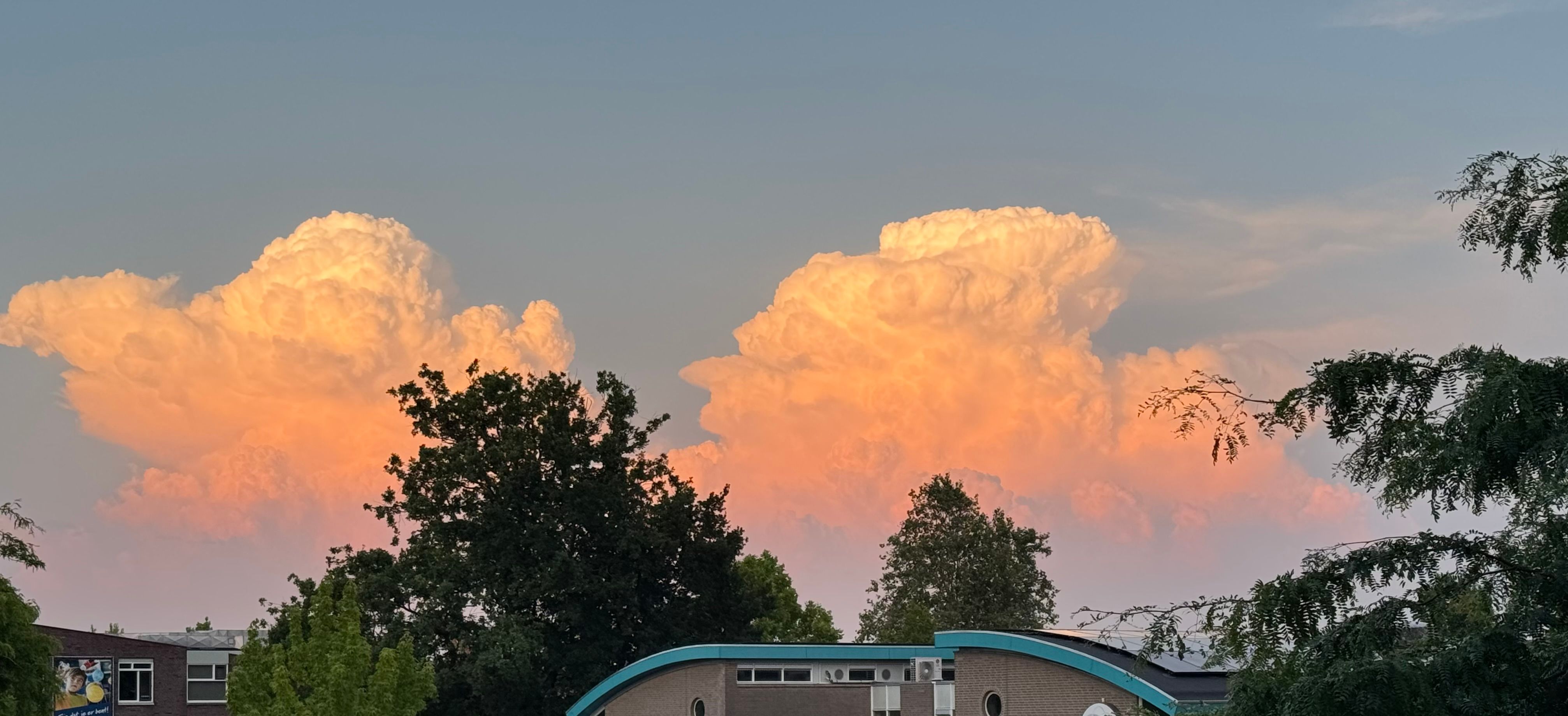 Buien in de avondzon. Foto: Victor, Eindhoven.